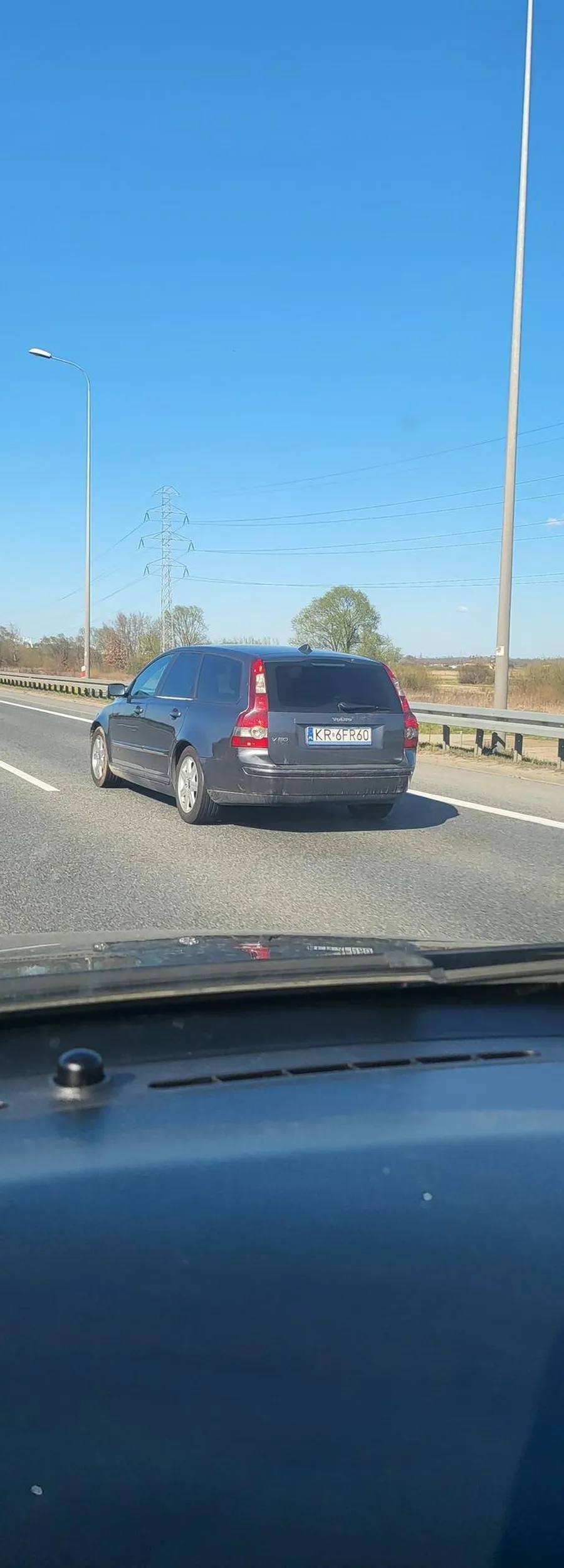 Gościu żeby z dwójką dzieci z żoną z tyłu bez pasów awaryjnym pasem jechać i jeszcze jakieś obelgi przez szybę pokazywać powinni Ci prawko wstrzymać..