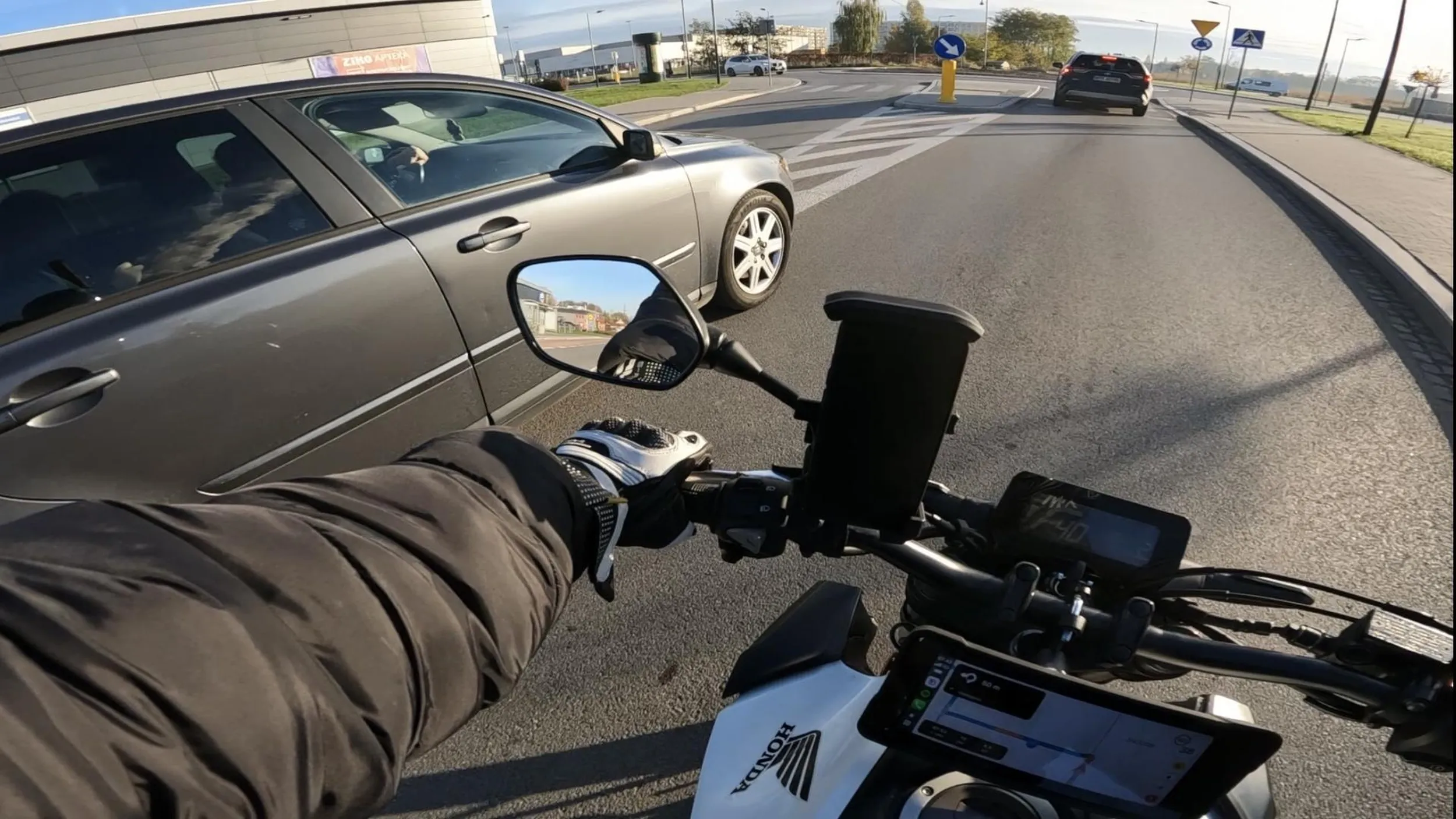 Wyprzedza na podwójnej ciągłej centralnie przed rondem i prawie doprowadza do kolizji. Zapytany co robi odpowiada „wyprzedzam” z uśmiechem na twarzy. Chory człowiek powinni zabrać mu uprawnienia do kierowania pojazdami, o ile je posiada.