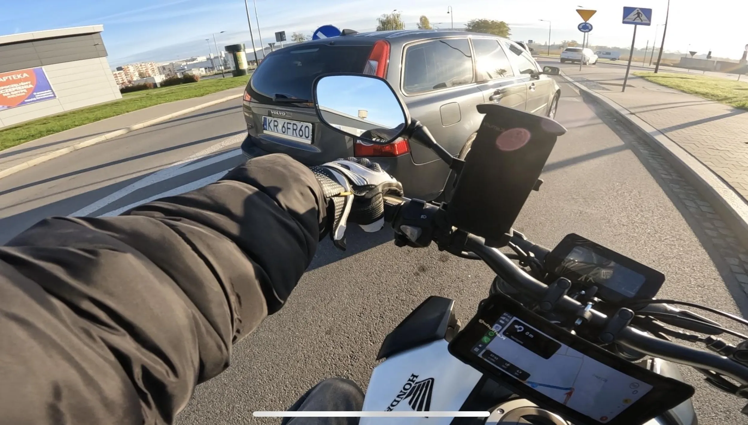 Wyprzedza na podwójnej ciągłej centralnie przed rondem i prawie doprowadza do kolizji. Zapytany co robi odpowiada „wyprzedzam” z uśmiechem na twarzy. Chory człowiek powinni zabrać mu uprawnienia do kierowania pojazdami, o ile je posiada.