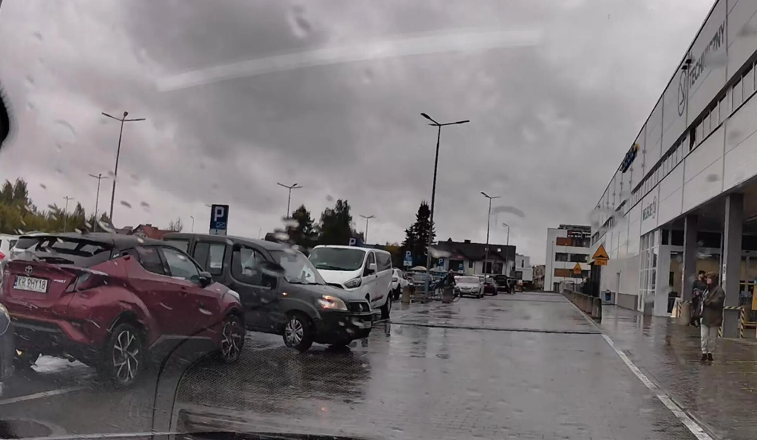 gamoń ma pełno wolnych miejsc na parkingu, ale nie chce się ruszyć dupy i parkuje blokując przejazd i utrudniając widoczność - a inne auta zmusza do wyjeżdżania na czołówkę