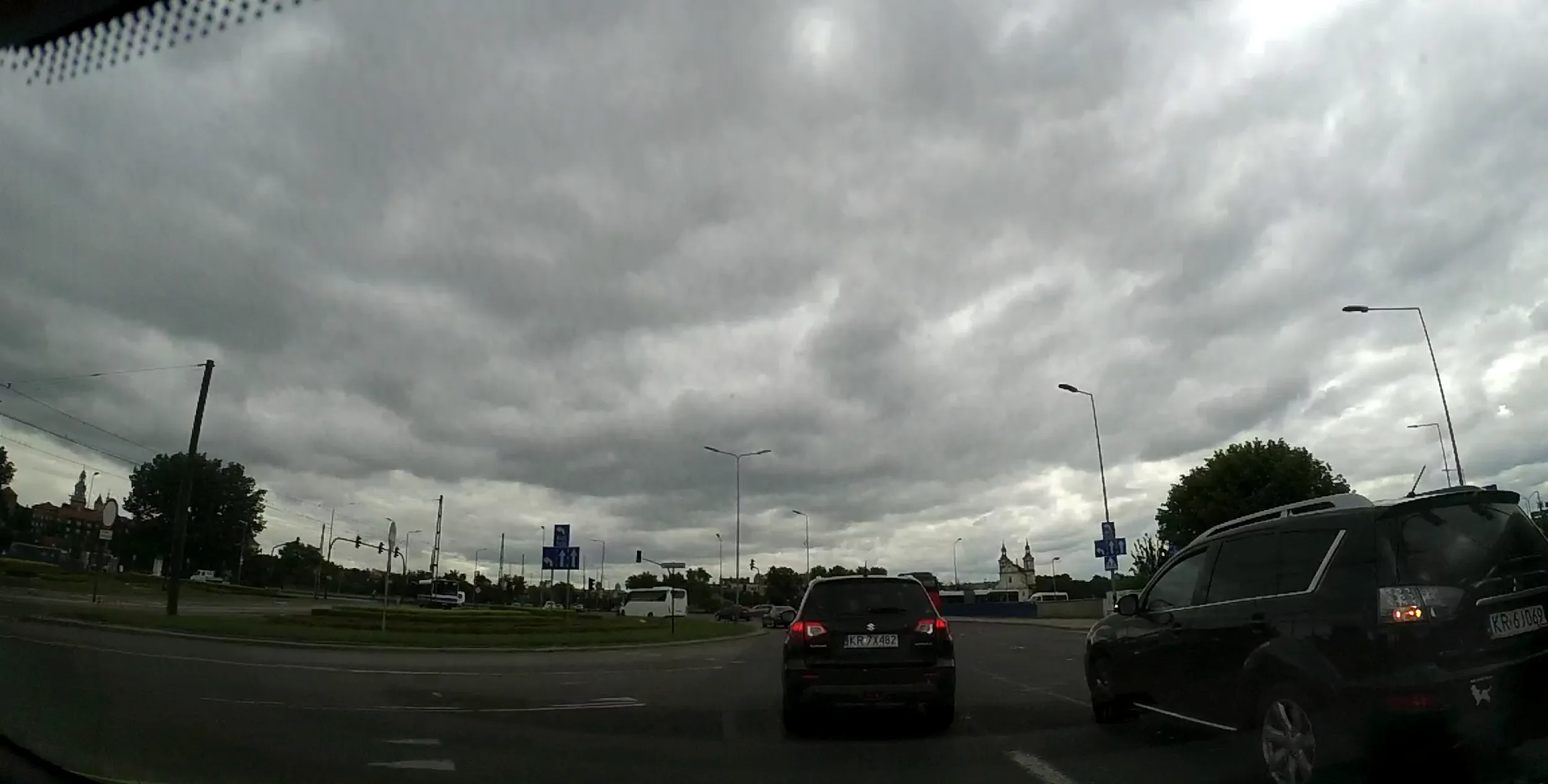 Ciekaw jestem co było na usuniętym video poniżej, ale najwyraźniej kierownik myśli, że jest autobusem, bo w ciągu 3 min 2x jechał buspasem, a ja normalnie i ciągle za nim xD