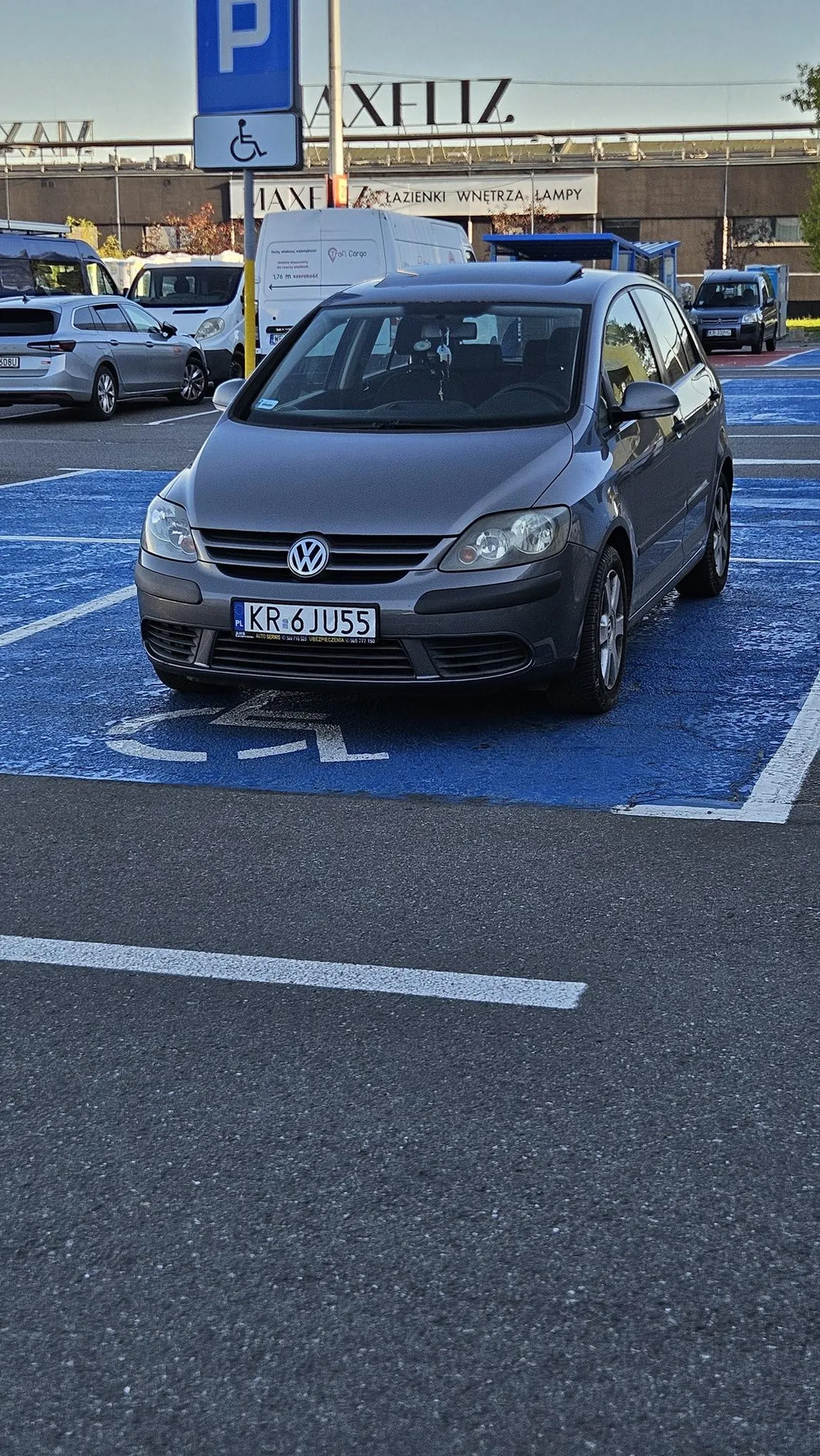 Staje na miejscu dla inwalidów bez karty a w obok masa pustych miejsc