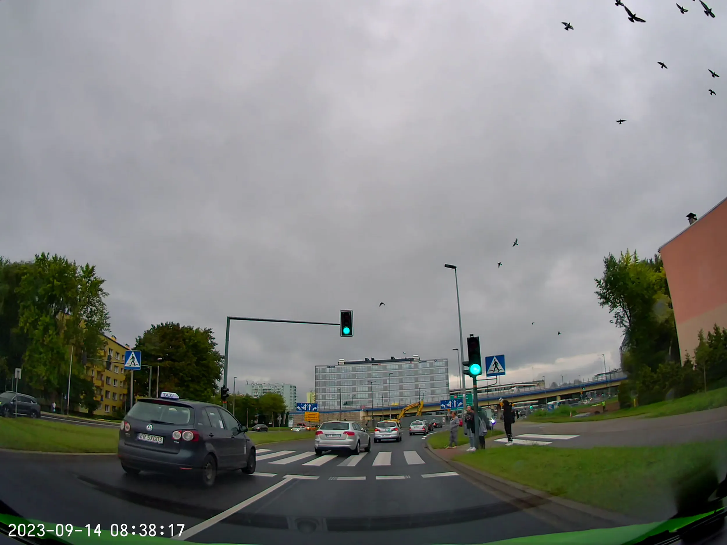 Widzę, że to norma w tym aucie. Snuje się lewym pasem, żeby potem skręcić w prawo i jeszcze do tego w trakcie gada przez tel. Z używaniem kierunkowskazów też jest jakiś problem.