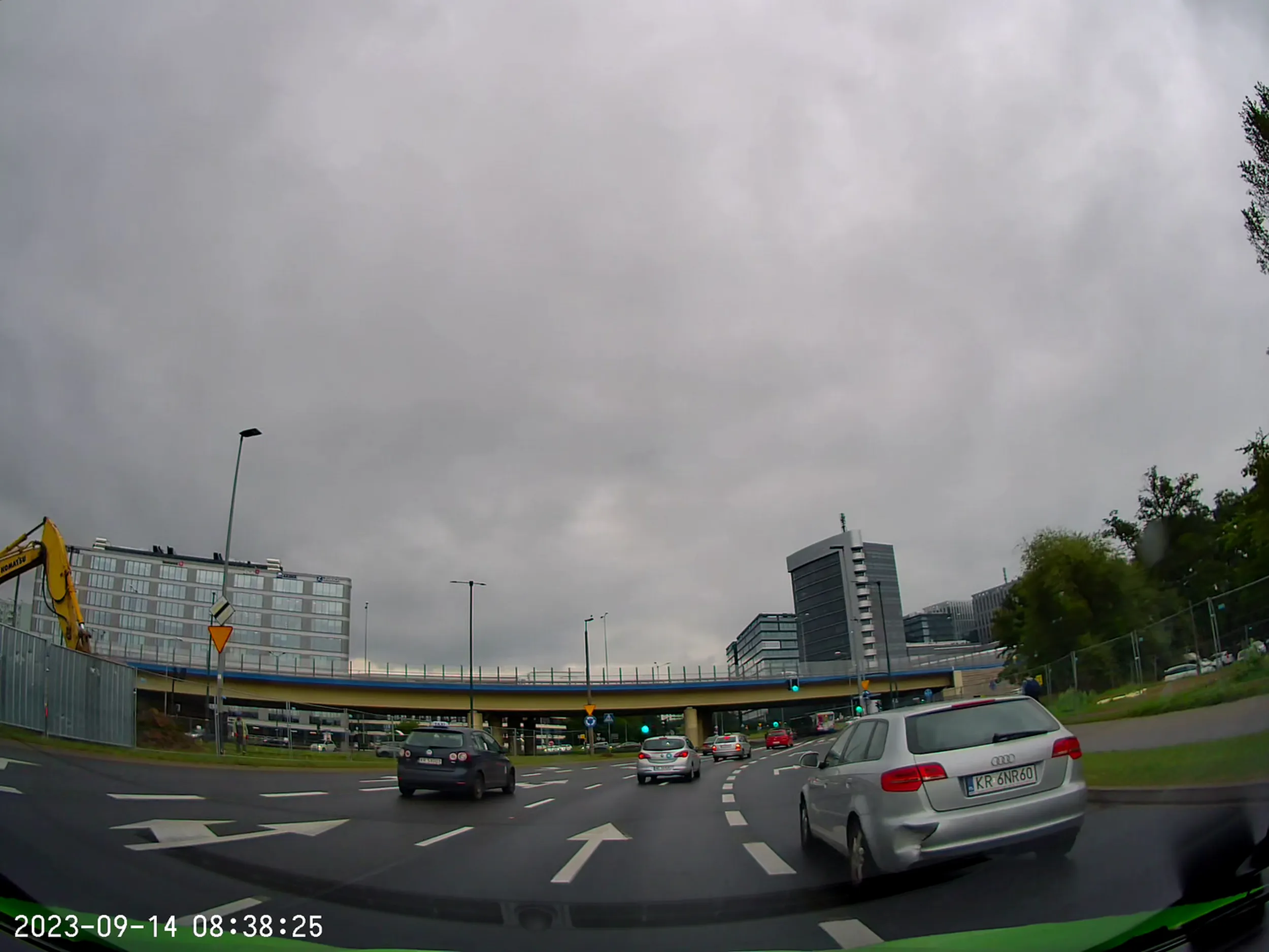 Widzę, że to norma w tym aucie. Snuje się lewym pasem, żeby potem skręcić w prawo i jeszcze do tego w trakcie gada przez tel. Z używaniem kierunkowskazów też jest jakiś problem.