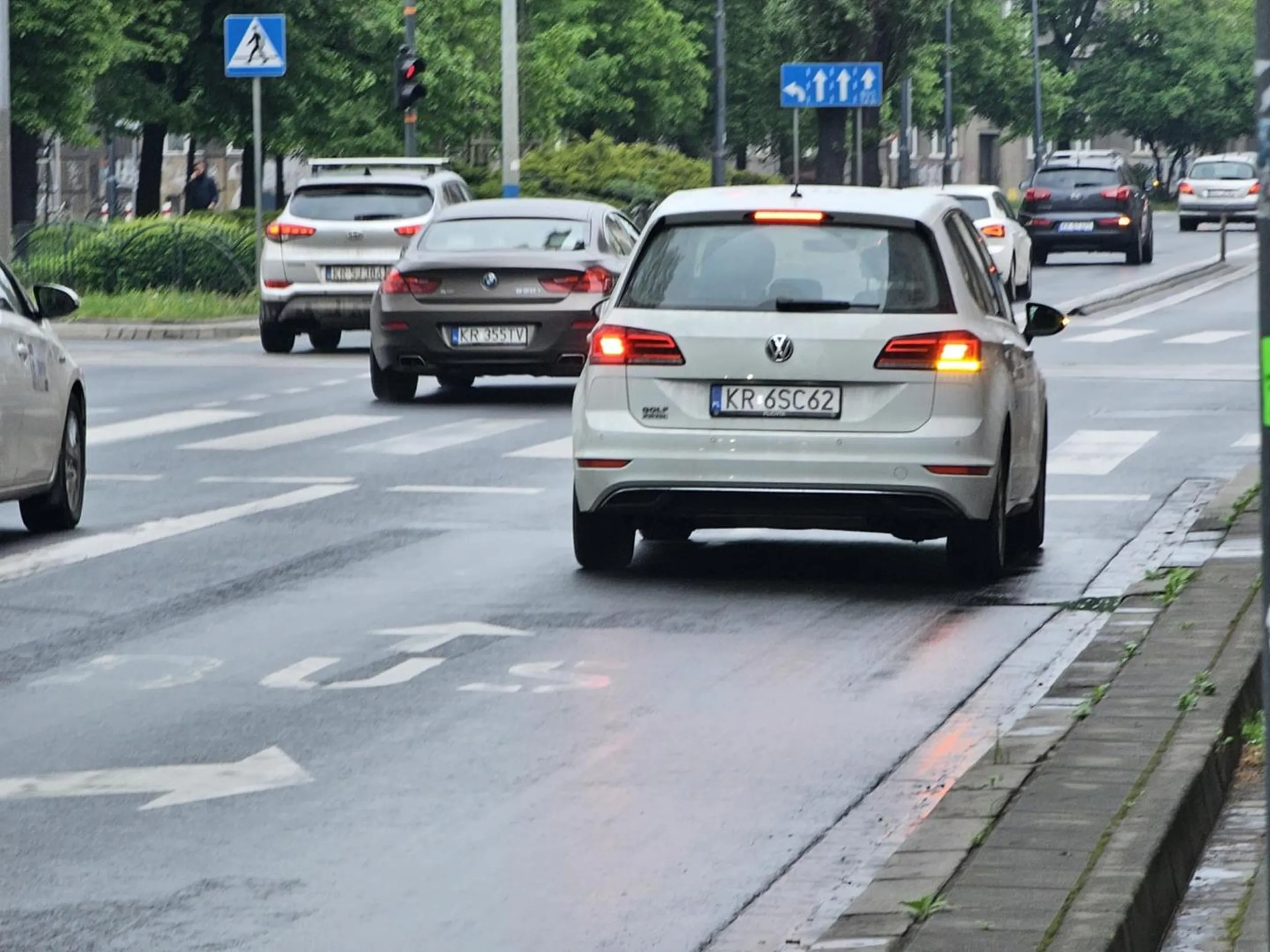 W Krakowie na alei Adama Mickiewicza w samym centrum miasta gość jechał chyba ze 120 kmh, potem prawdopodobnie agresywnie zmieniał pas nie wyrobił i skręcił prosto na chodnik prosto na mnie, lub celowo chciał we mnie wjechać. Dobrze że są tam wysokie krawężniki bo wjechał z impetem z niego uszkodził sobie zderzak z przodu, gdyby tej bariery tam nie było to by mnie potrącił by mnie na chodniku i innych pieszych. Potem nie zatrzymał się i odjechał, sprawa zgłoszona na policje