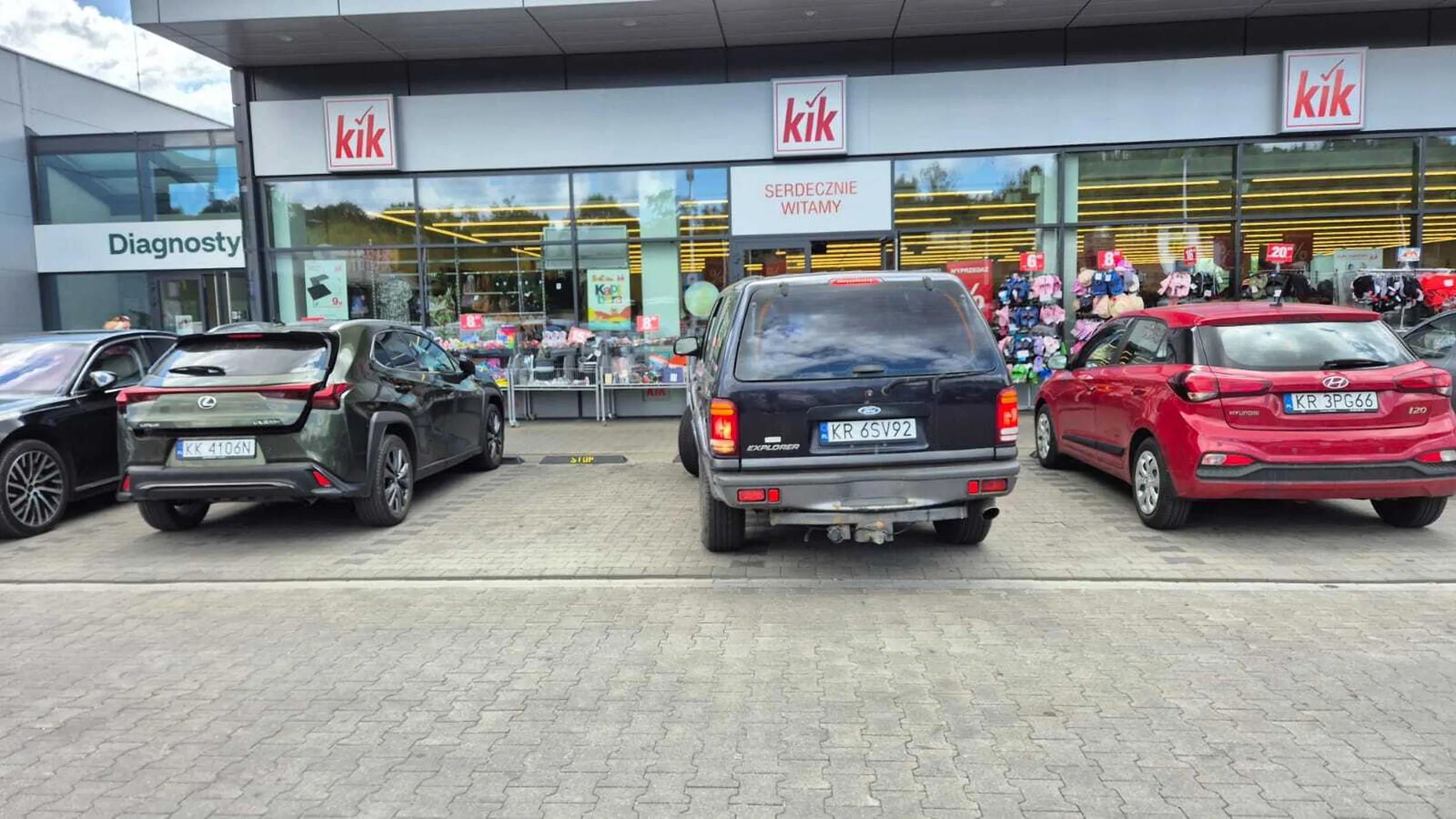 geniusz parkowania - myślałem, że tatuś za duży samochód na weekend pożyczył, ale to jakiś stary tetryk - kolejny dowód na konieczność badania pierdzieli po 60-tce