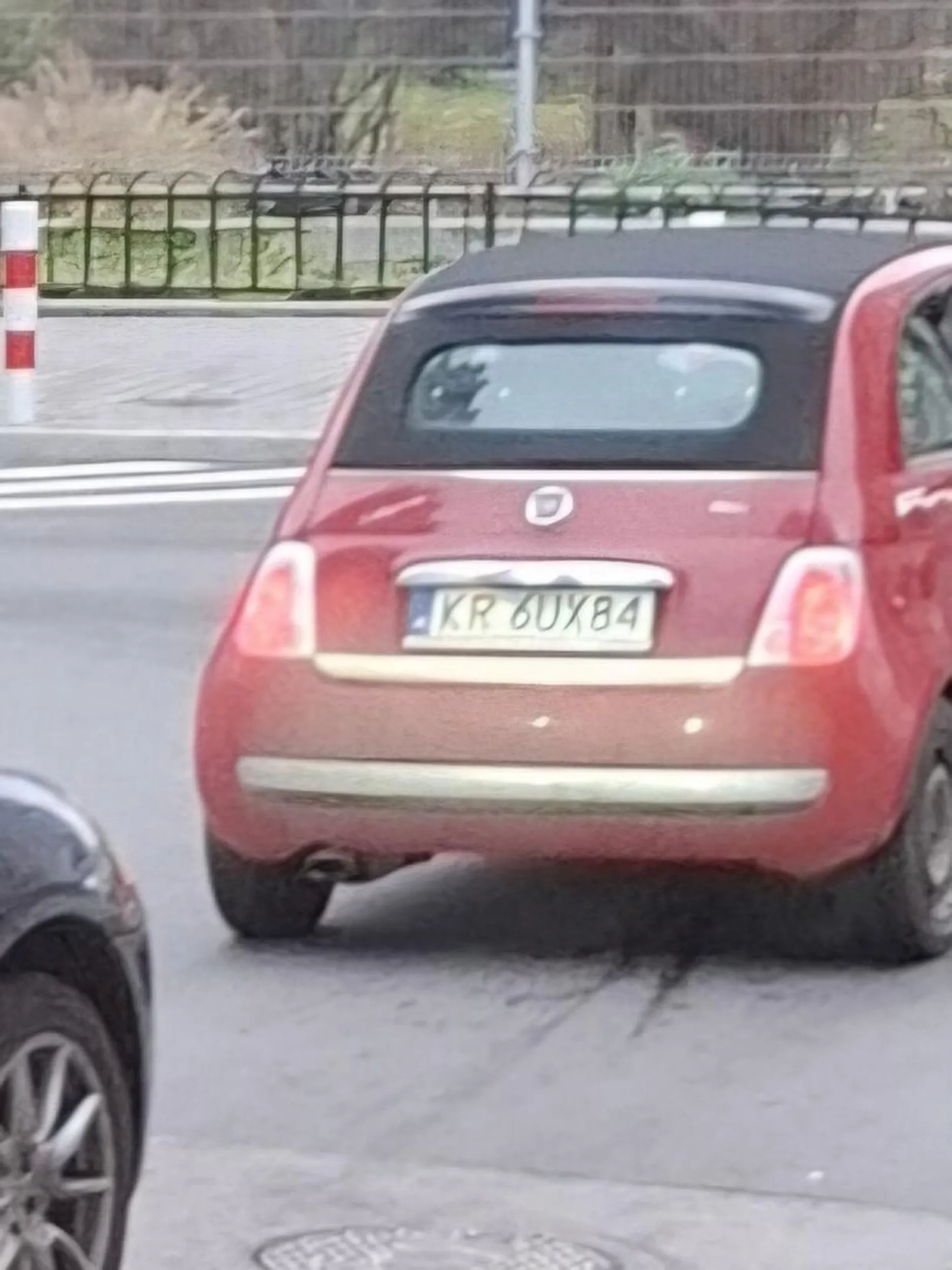 Przekracza prędkość na drodze osiedlowej ( ograniczenie do max 20 km/h). Po zwróceniu uwaga, chce się bić. Wschodni akcent. Może  powinien przekroczyć granice i walczyć o swój kraj.