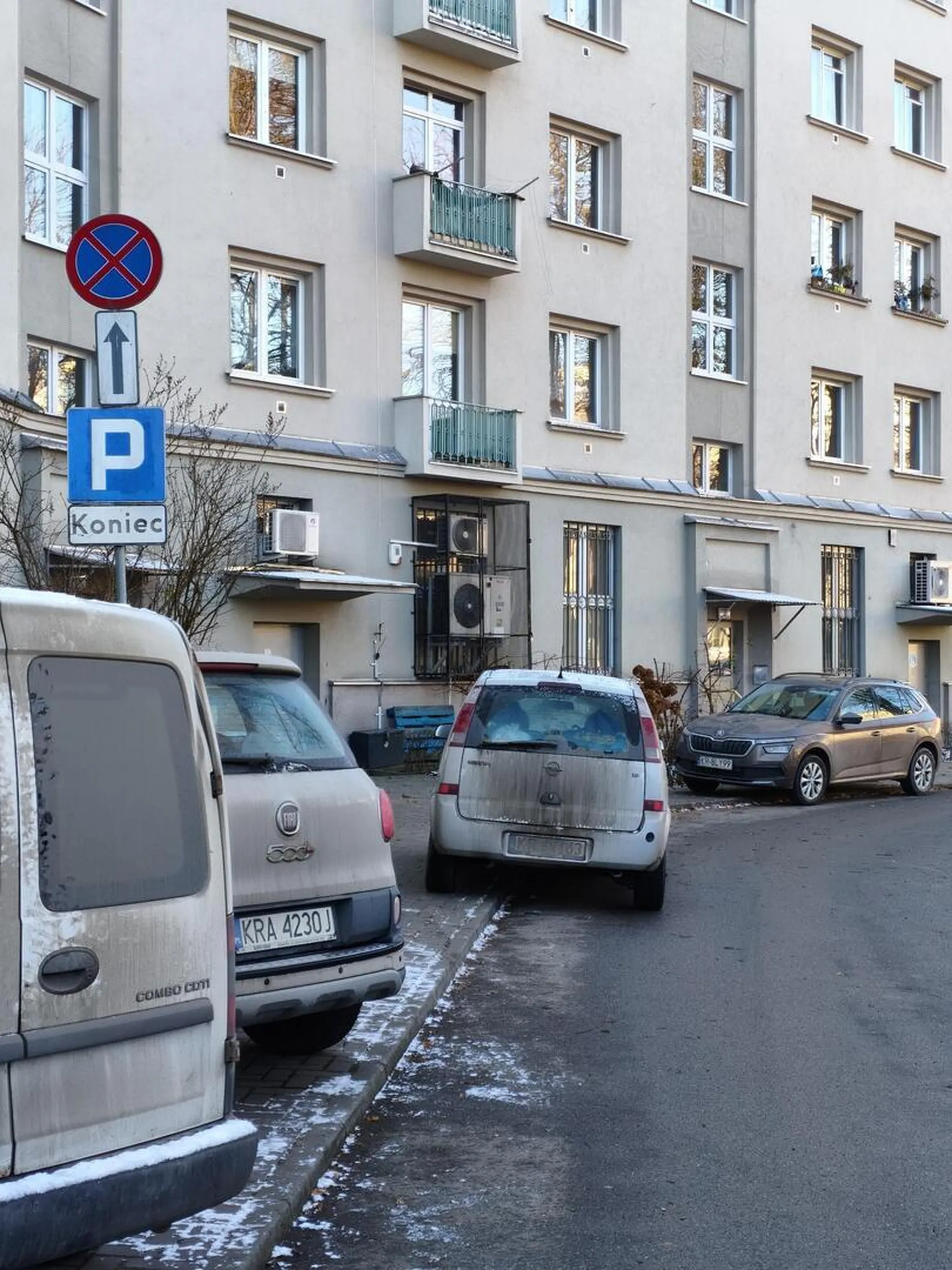 Zakaz zatrzymywania i postoju coś Ci jełopie mówi??