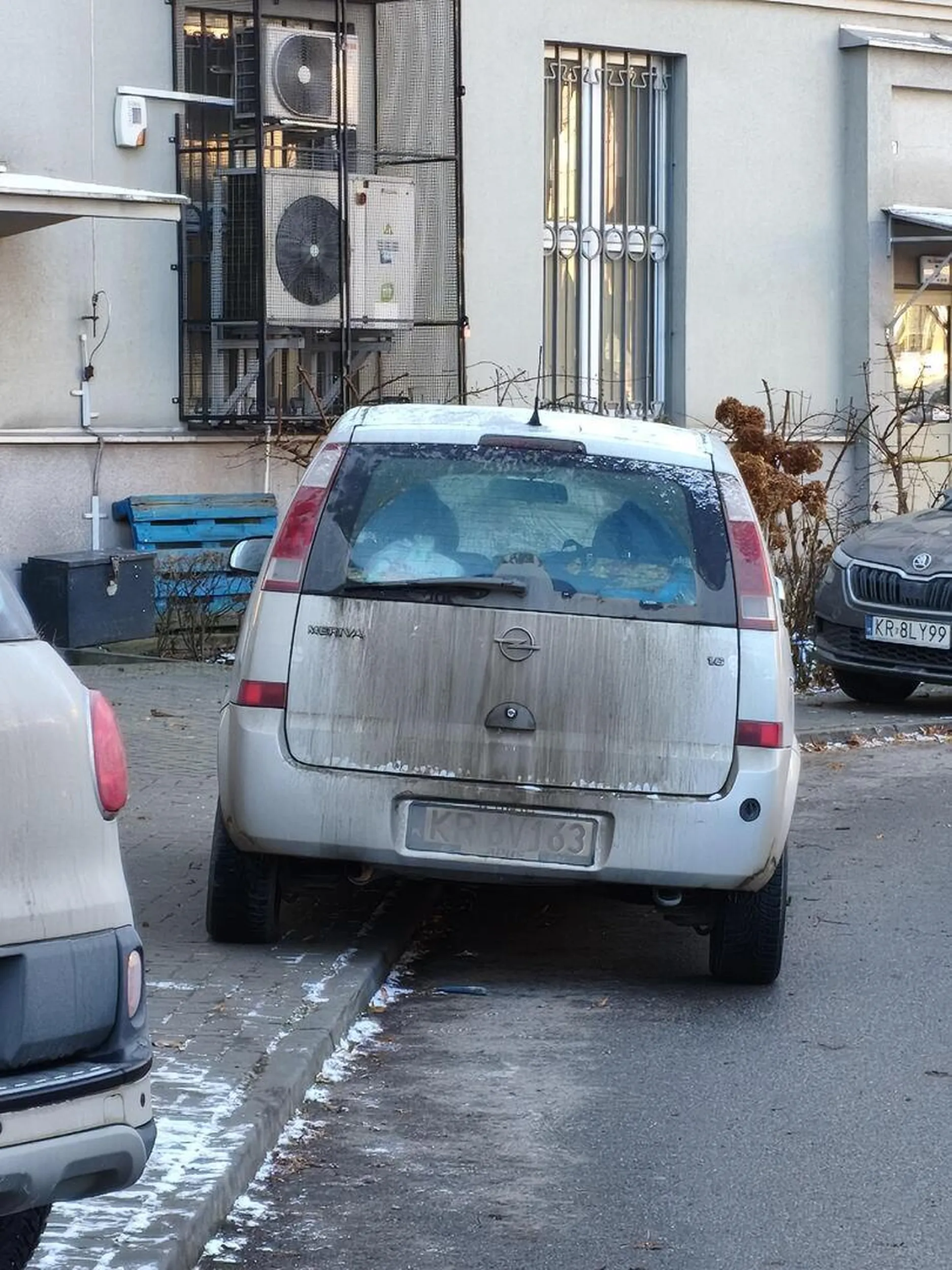 Zakaz zatrzymywania i postoju coś Ci jełopie mówi??