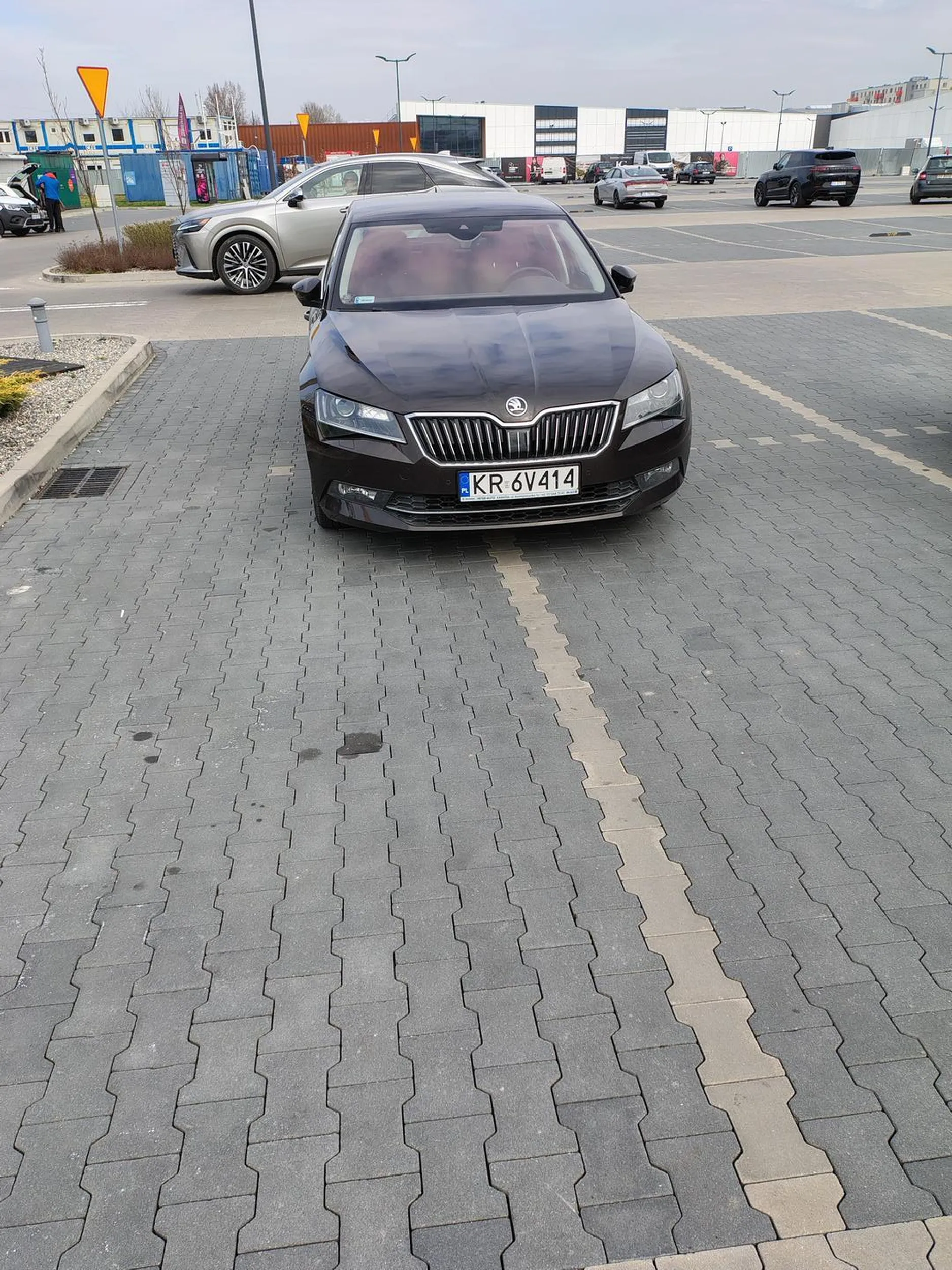 Nie pozdrawiam Pana w samochodzie marki Skoda model supeb. Zapewne taki macho że musiał zaparkować na łącznie czterech miejscach postojowych.