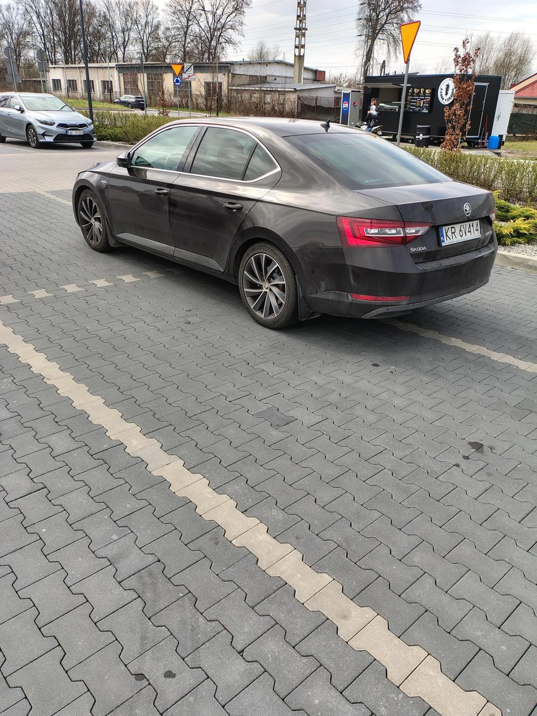 Nie pozdrawiam Pana w samochodzie marki Skoda model supeb. Zapewne taki macho że musiał zaparkować na łącznie czterech miejscach postojowych.