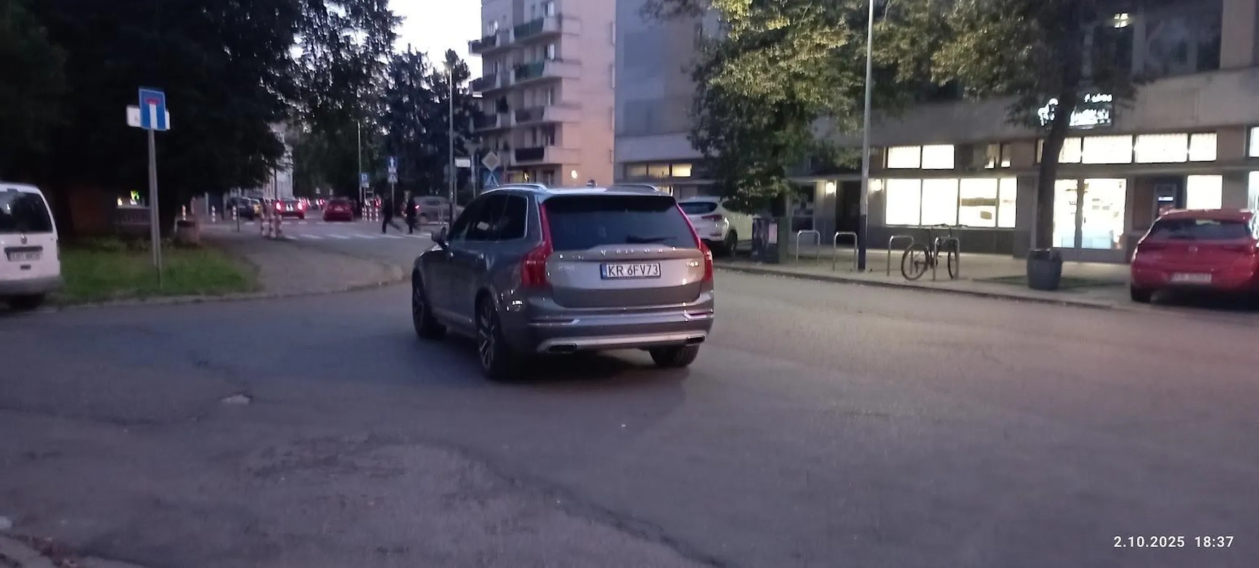 Zaparkował na środku skrzyżowania i poszedł na zakupy.Inteligentny inaczej.