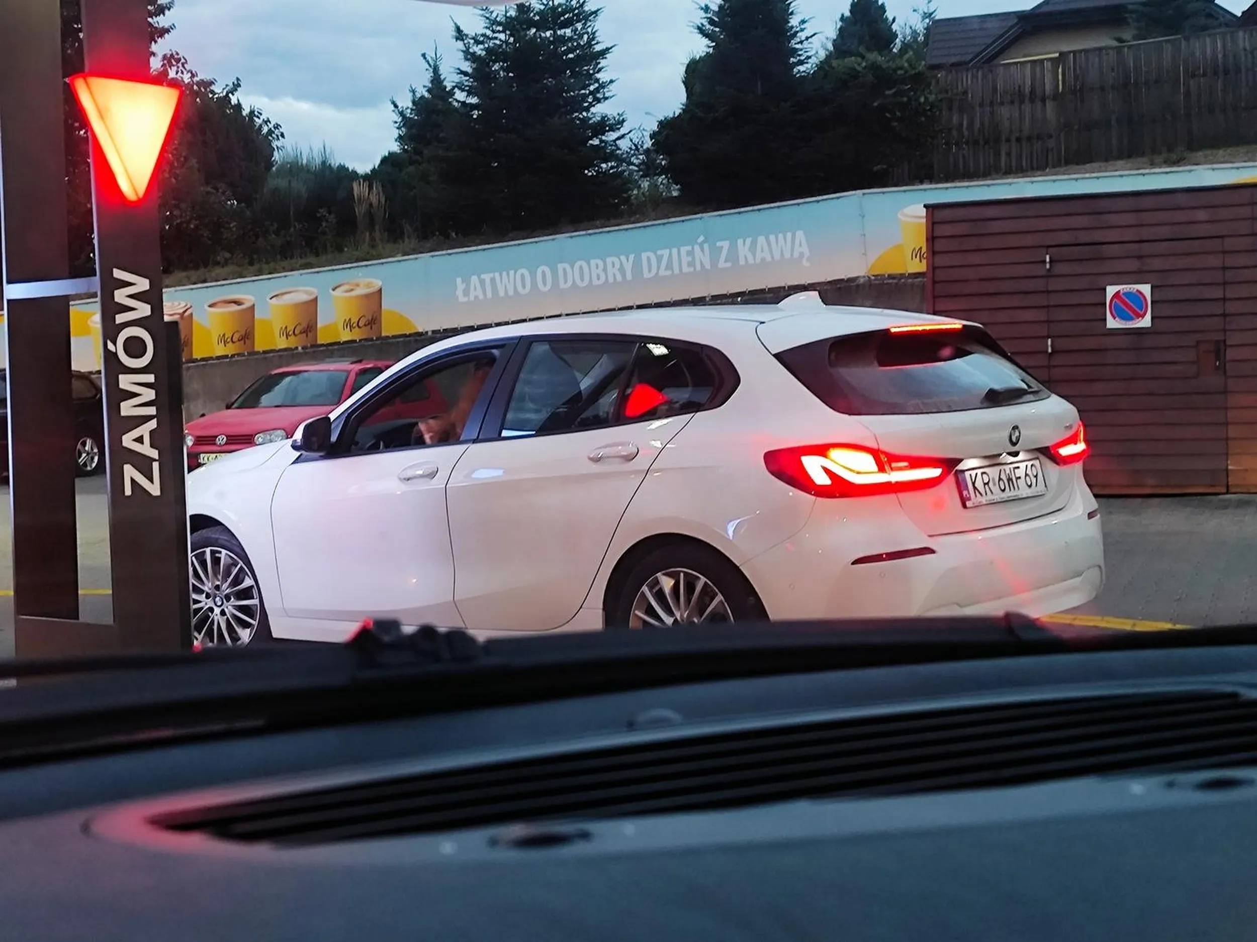 Ruda pinda wydymała całą kolejkę w MC na Górze Libertowskiej w KRK i pali Jana jakby nigdy nic.