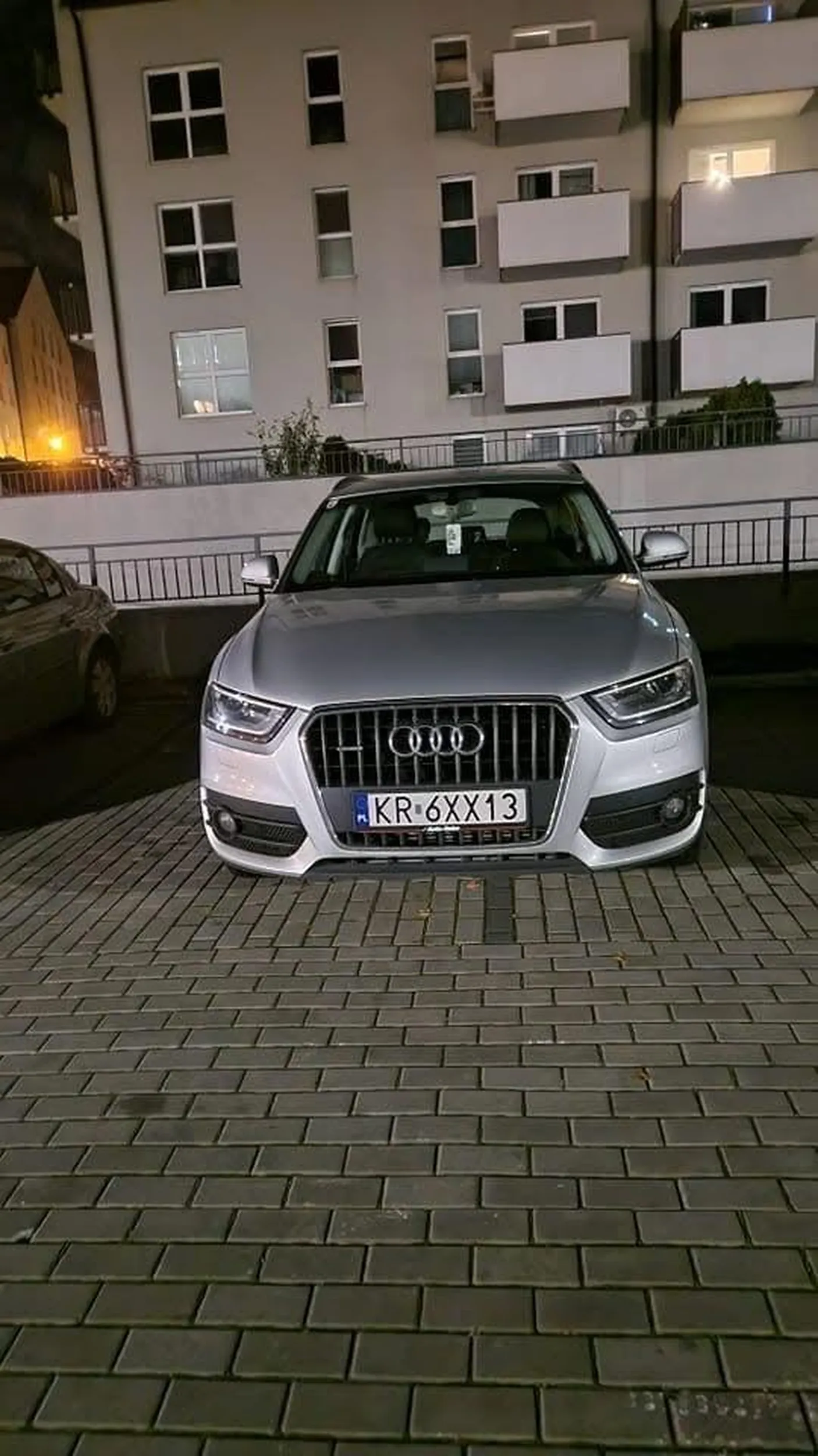 Ktoś ewidentnie ma mózg w dupie i nie potrafi parkować,polecam kurs doszkalający nie tylko z parkowania ale też z bycia empatycznym i nie myśleniu o własnych 4 literach :)