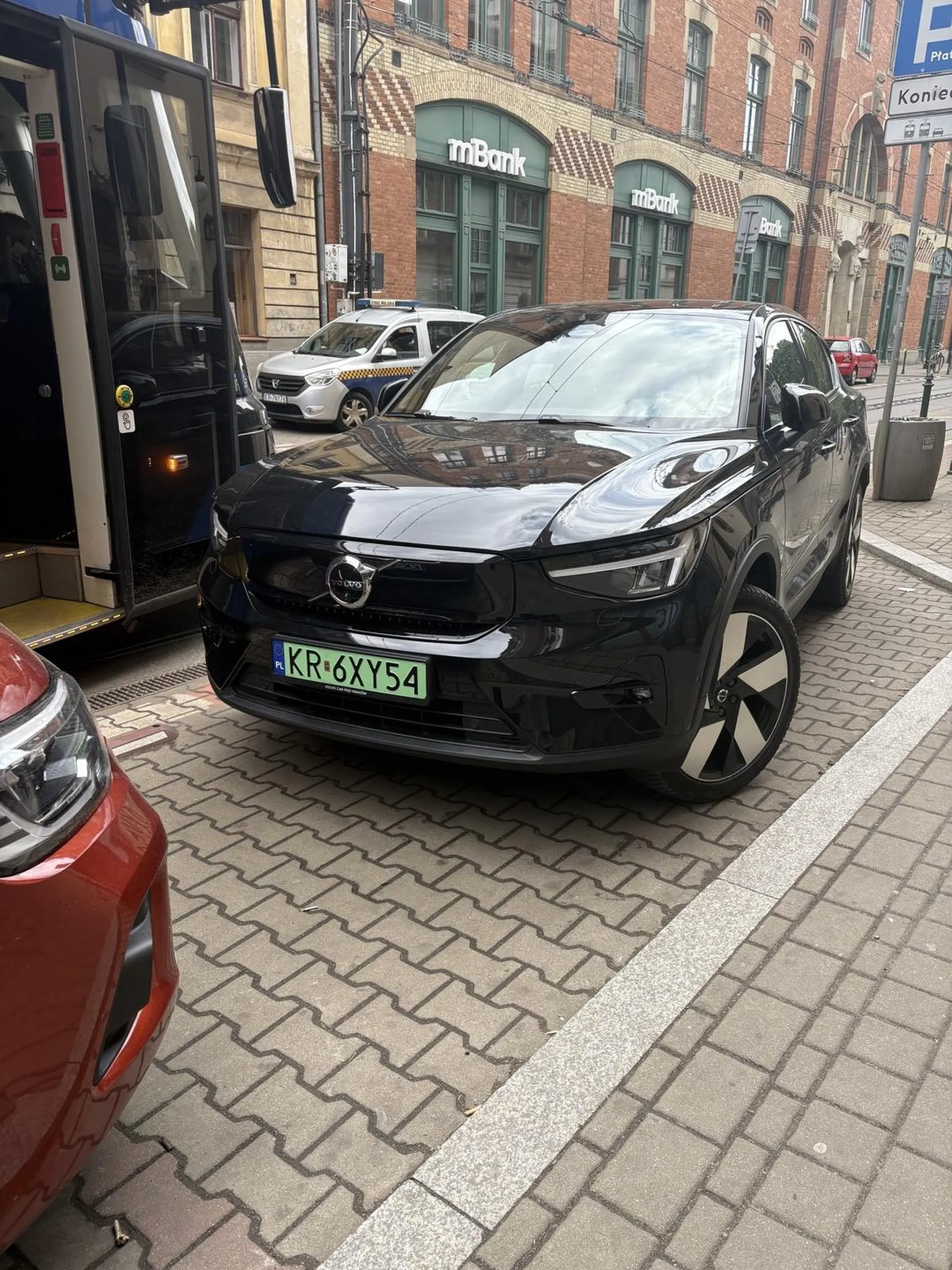 Kolejny zjeb ktory nie umie zaparkowac i w efekcie blokuje ruch tramwajowy na dlugiej. Gratulacje dla mistrza kierownicy