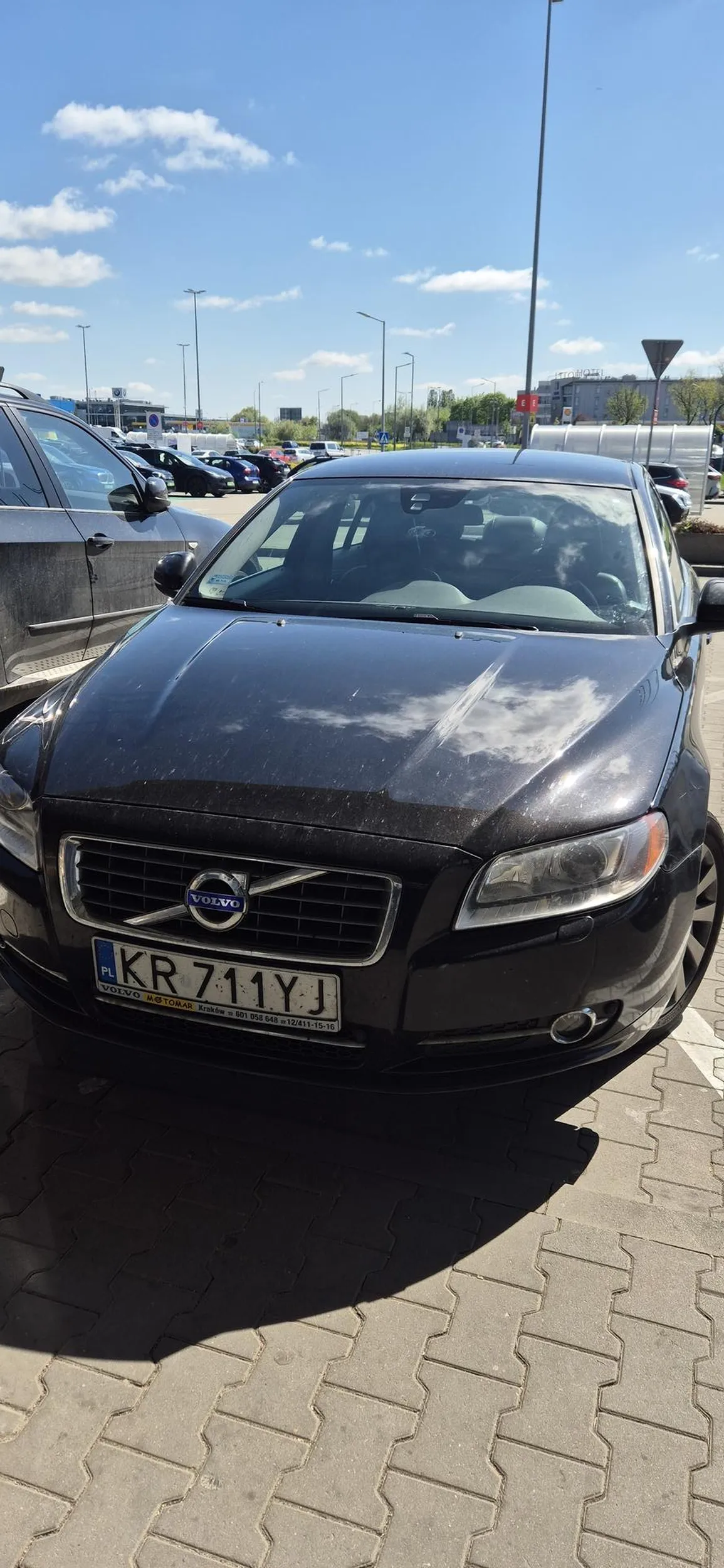 Frustrat z małą fają w poobijanym gruzie. Prawie zepchnął mnie na bariery przy zmianie pasa. Prawdopodobnie pijany albo naćpany. Uciekł przede mną do Ikei.