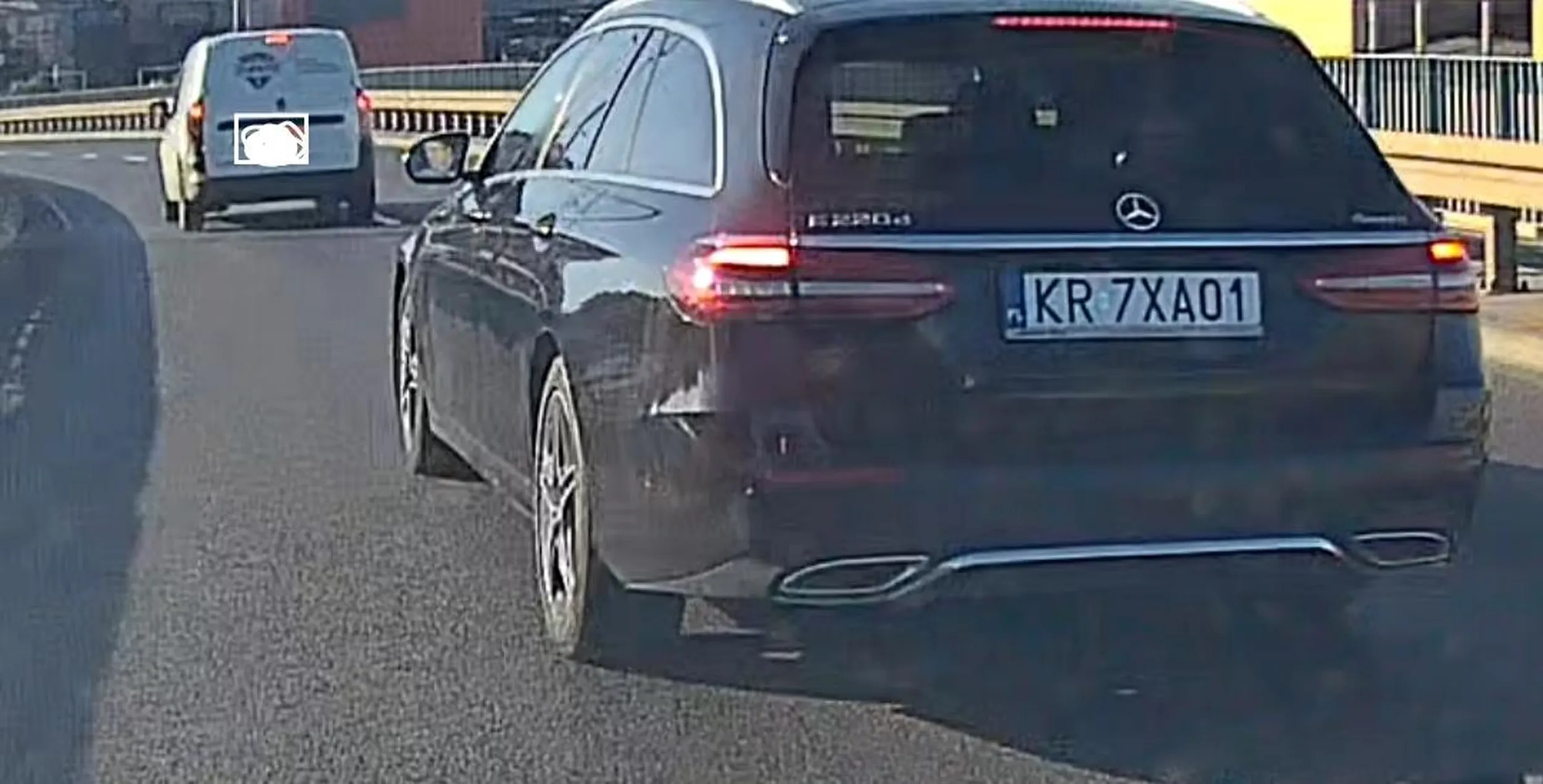 Geniusz, wyprzedził prawym pasem, a potem w lewy pas i zachamował