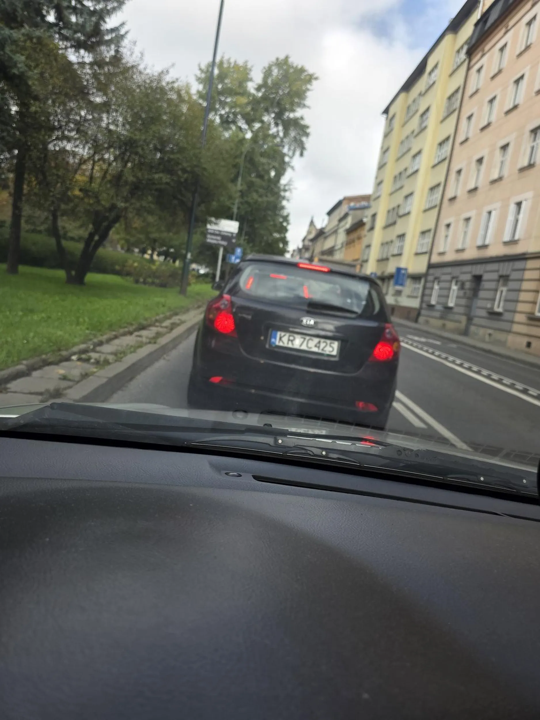 Ten burak za kierownicą o mało nie doprowadził dziś do wypadku!Wymusił pierwszeństwo, zajechał drogę na pasach, gdzie stali piesi — centymetry od tragedii. Zero wyobraźni i totalny brak kultury na drodze. Uważajcie na tego delikwenta, bo ewidentnie bezpieczeństwo innych ma za nic