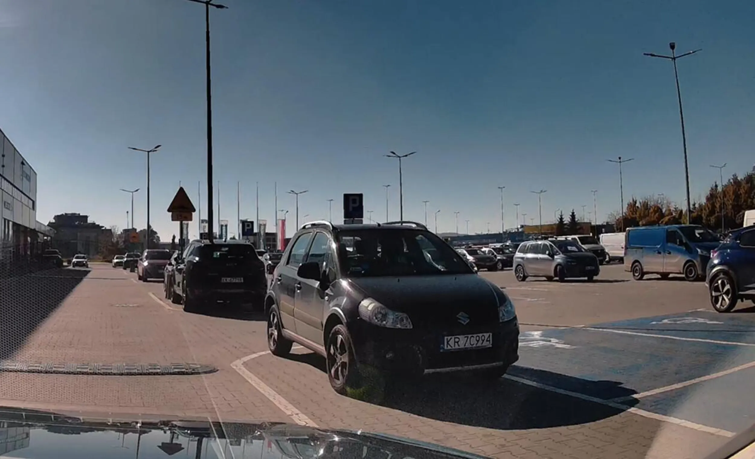 na parkingu masa wolnych miejsc, ale ciele musi zaparkować przy samym wejściu i utrudniać życie kierowców