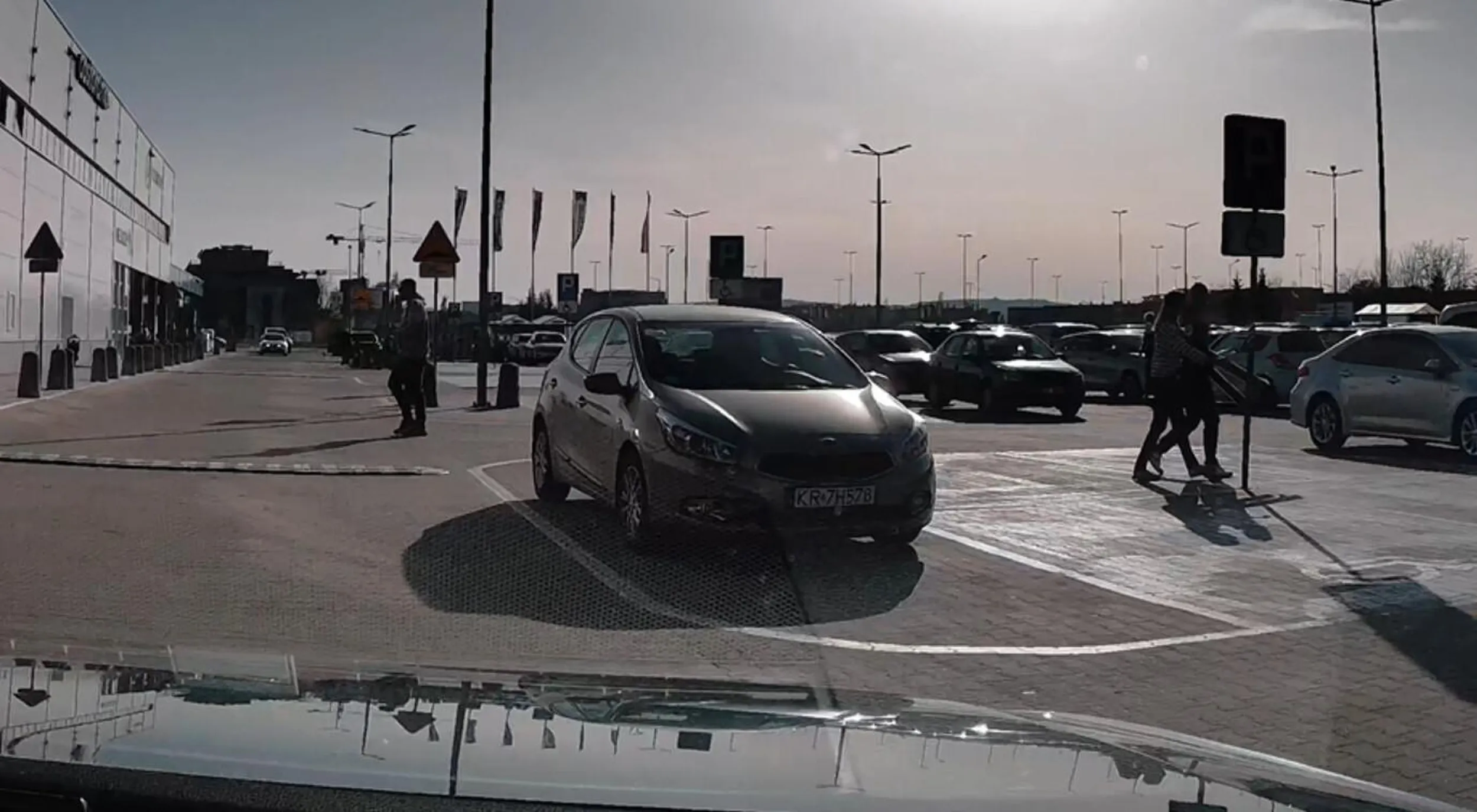 gamoń ma pełno wolnych miejsc na parkingów, ale dupy się nie chce ruszyć i parkuje najbliżej wejścia jak się da, utrudniając widoczność na parkingu