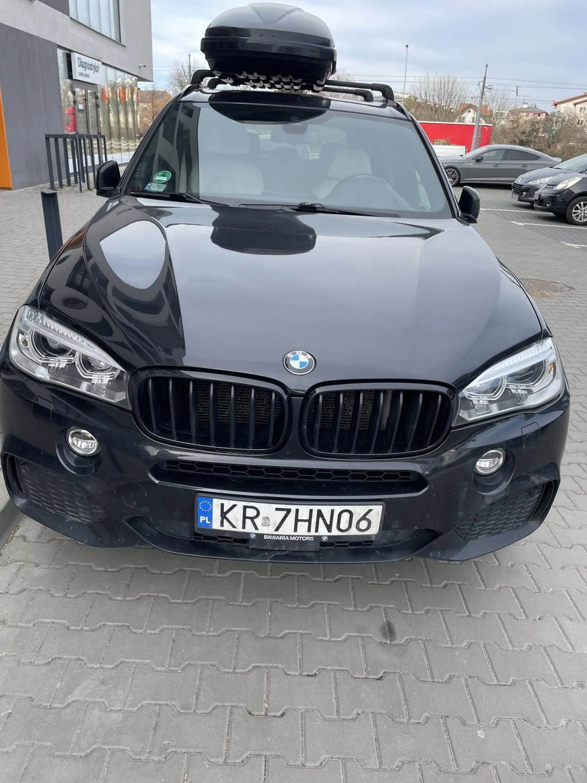 potężne parkowanie w miejscu niewyznaczonym