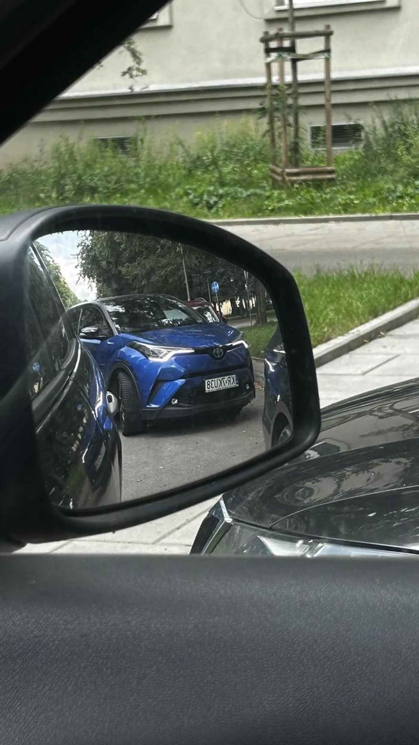 Gość widząc że parkuje tyłem wepchał sie na miejsce parkingowe. Po zwróceniu uwagi się jeszcze pruje.