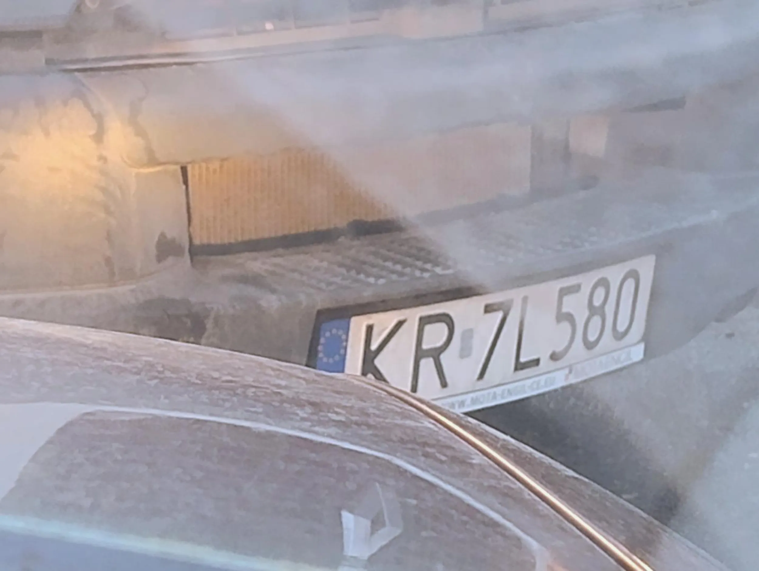 Łysy patusowaty buc, który zajeżdża drogę i myśli, że jesteś szeryfem dróg, omijać szerokim łukiem bo kozak wam auto opluje