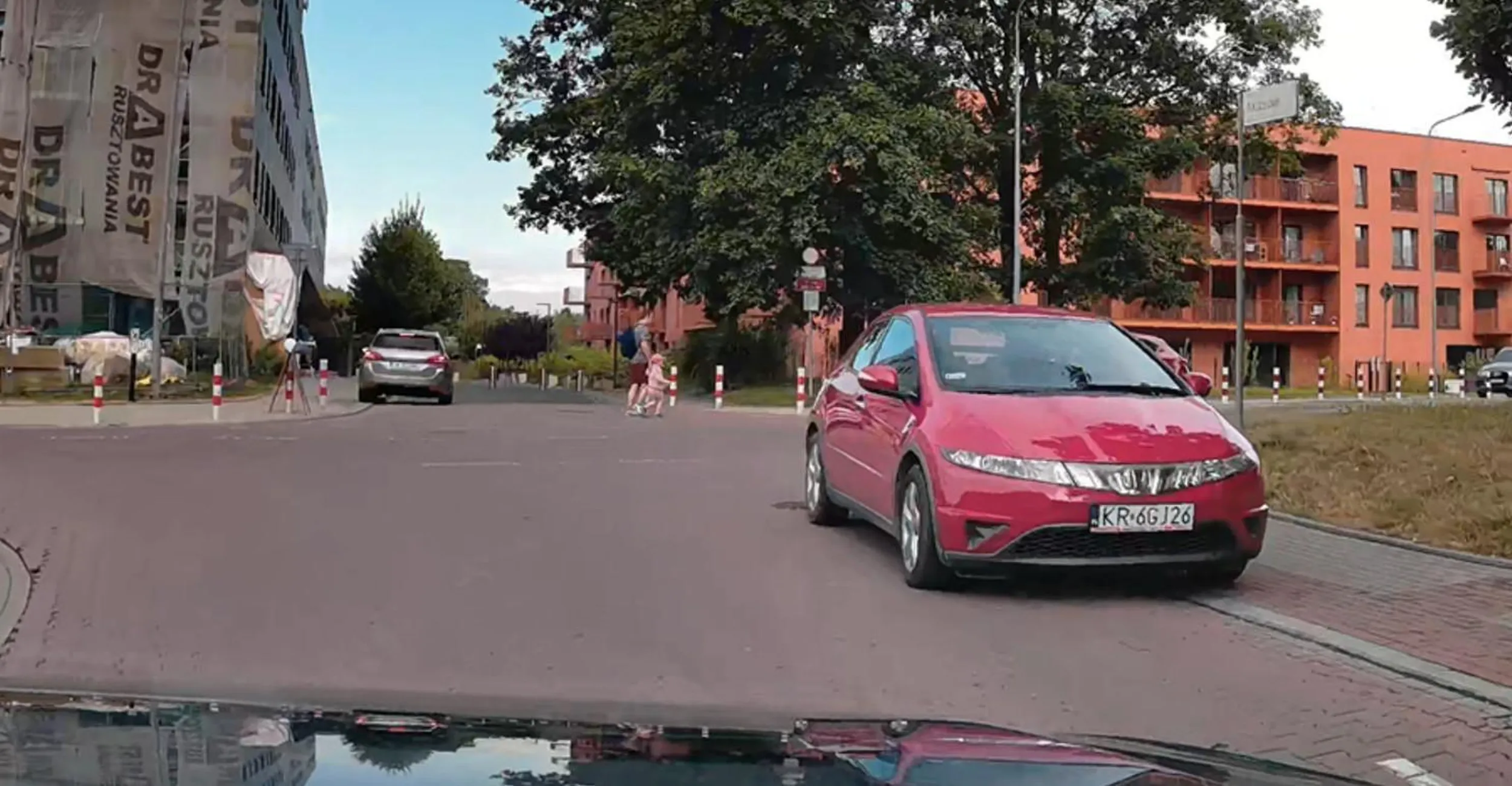 gamon parkuje na chodniku i na samym skrzyżowaniu