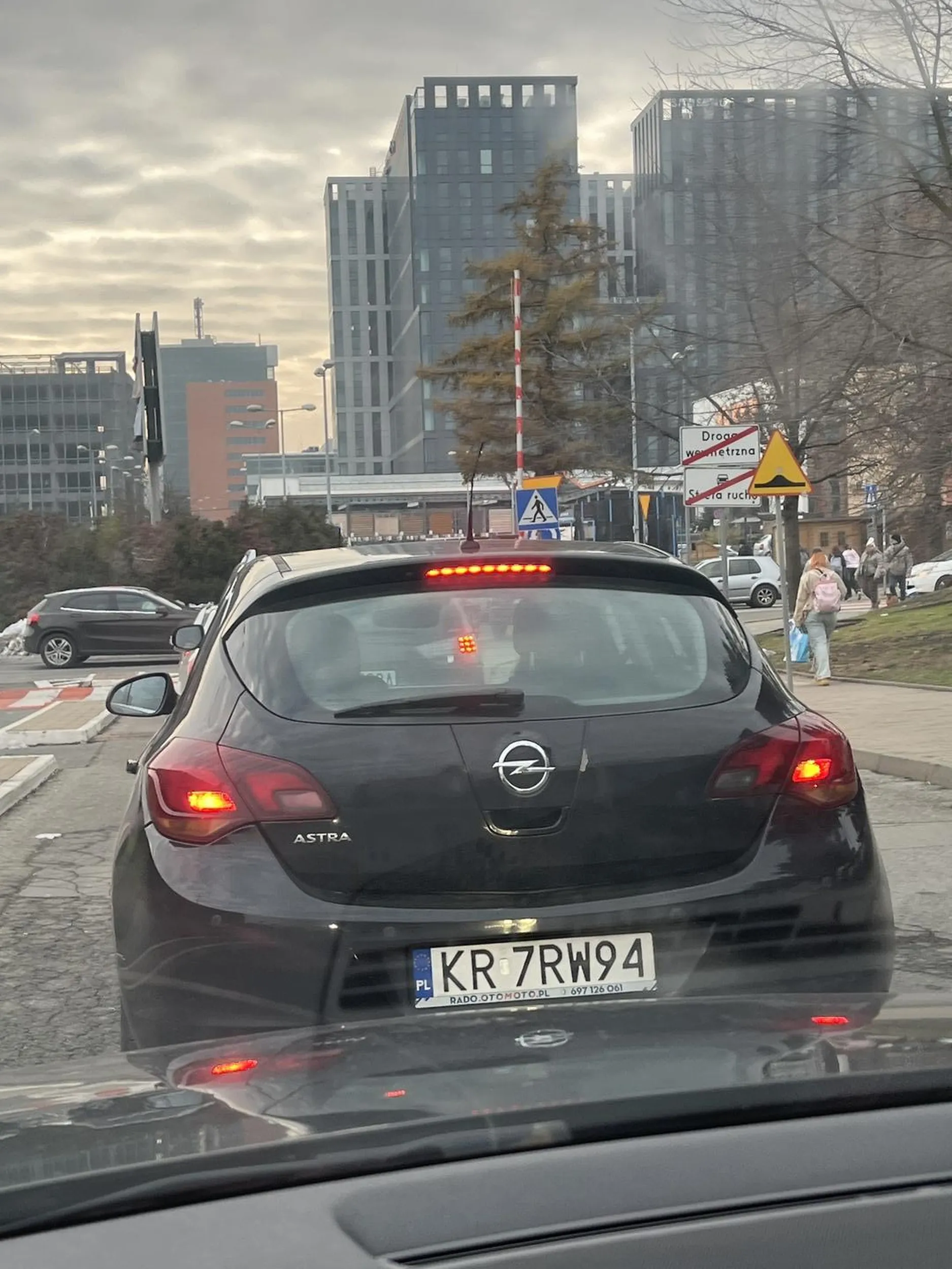 Kwintesencja polskiej kultury na drogach zbawi jedno miejsce w korku no i nie wolno kogoś wpuścić przypadkiem.