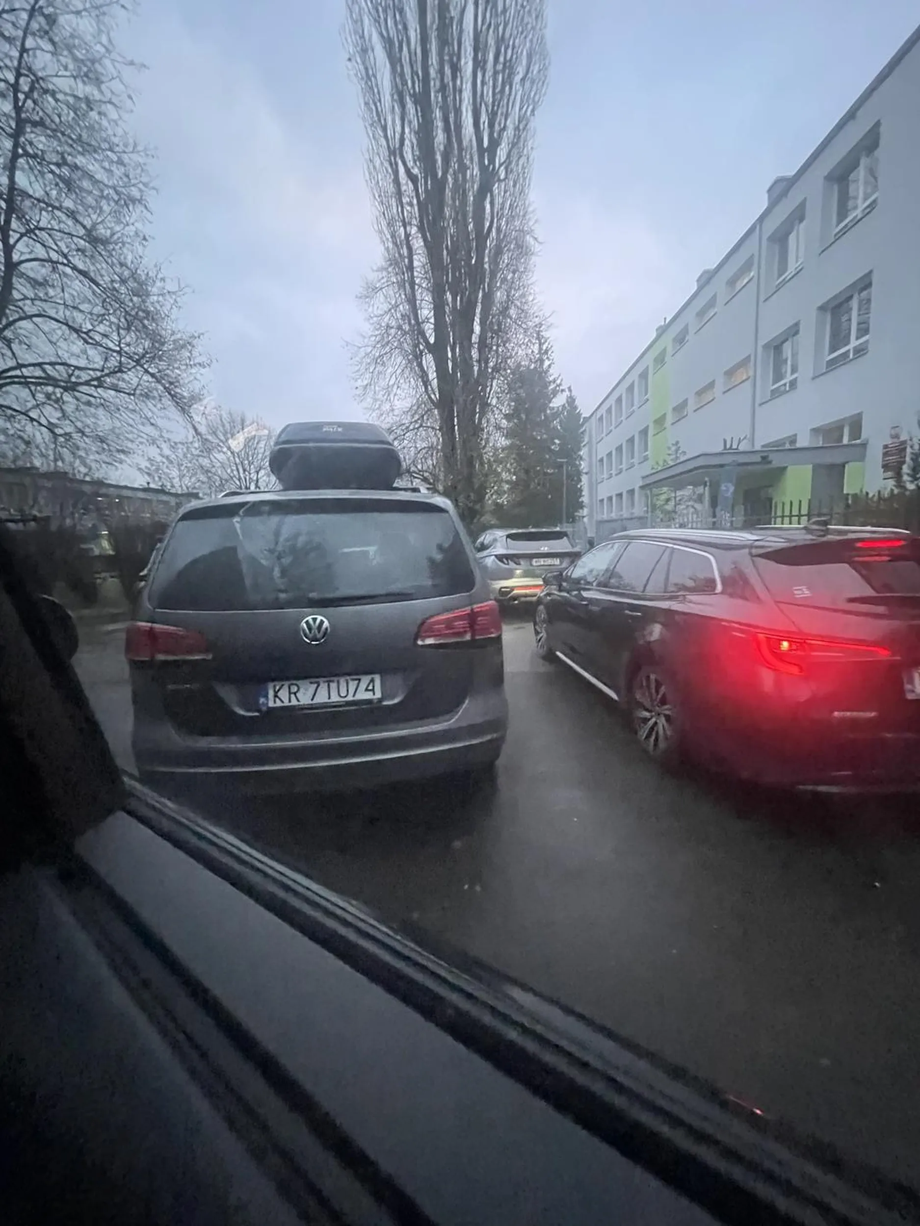 Stoji jak krowa na środku parkingu