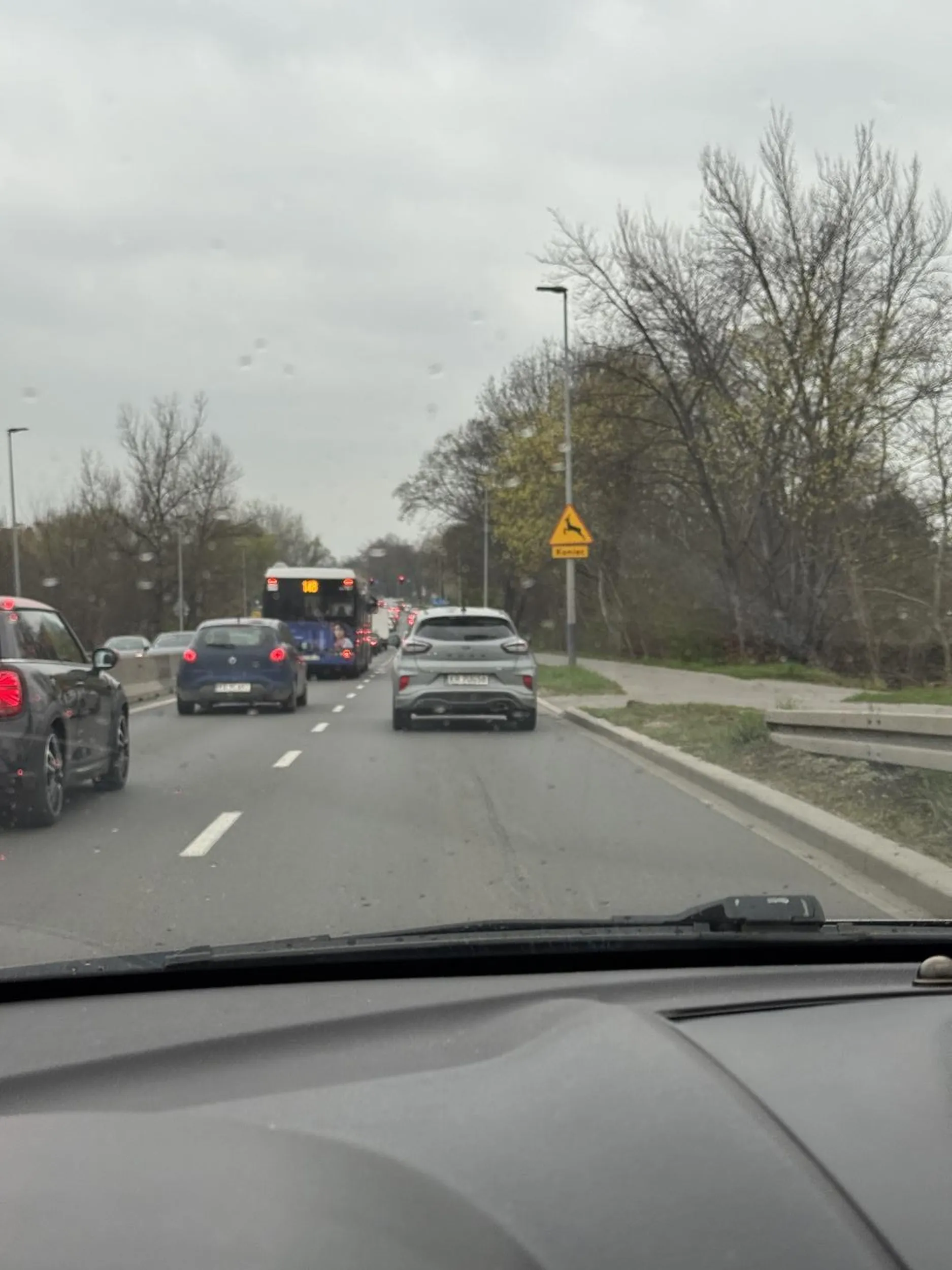 Pirac drogowy nie pacie w ogóle w lusterka przy zmianie pasa centymetrów brakło do kolizji