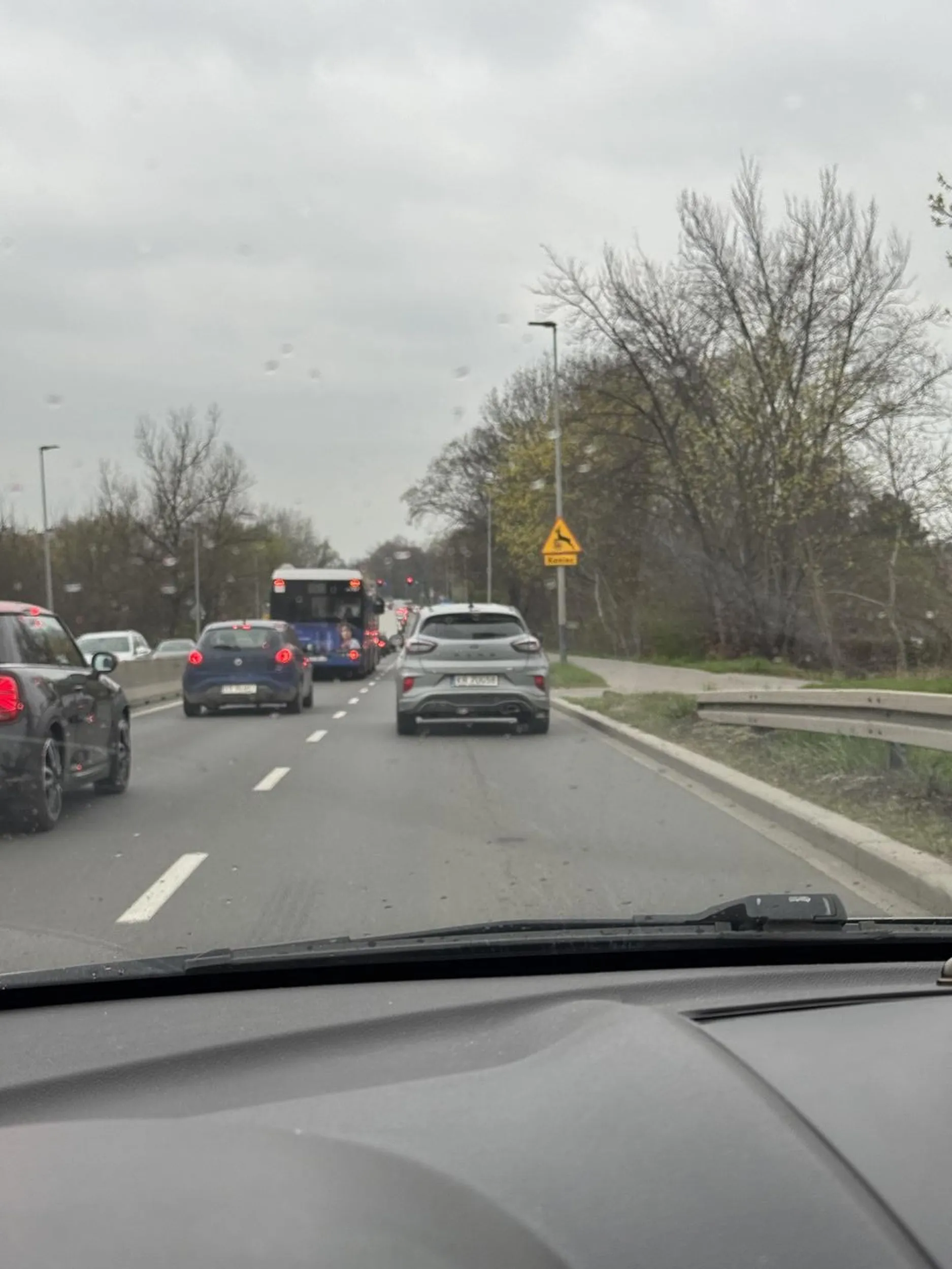 Pirac drogowy nie pacie w ogóle w lusterka przy zmianie pasa centymetrów brakło do kolizji