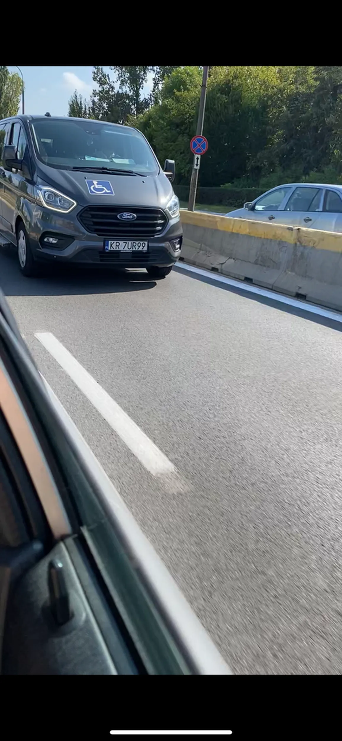 Kierowca bardzo złośliwy zajeżdża drogę nie pozwoli się wyprzedzić. Jak można prowadząc pojazd z osoba niepełnosprawną tak się zachowywać!? Inny kierowca na drodze poruszający się obok tego delikwenta pomógł mi z manewrem usuwając się i jednocześnie uniemożliwiając temu złośliwemu panu zajechanie mi drogi po raz kolejny. Masz rudy kolego tupet naprawdę ale karma wróci