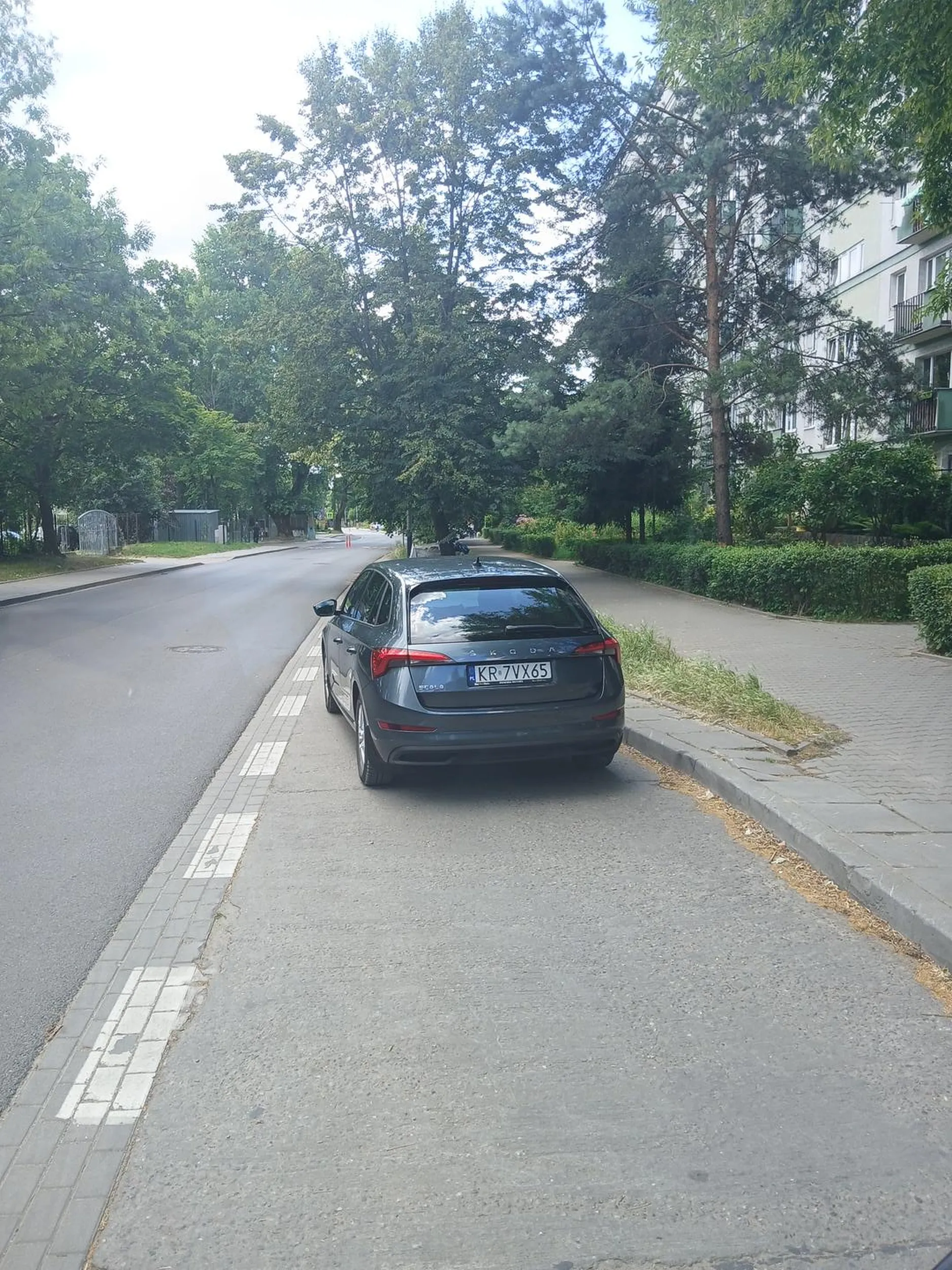Kraków uł. Ułanów. Bliżej było do drzwi klatki, niż zostawić normalnie na parkingu. Przez co utrudnia ruch w zatoce. Pewnie często tak chamsko zostawia.