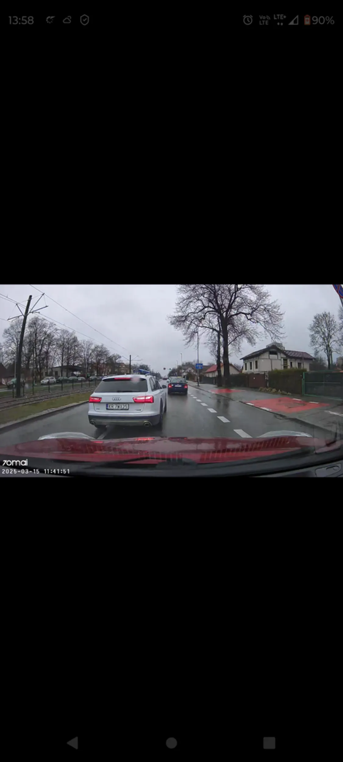 Nie zajeżdża się drogi komuś tuż przed samochodem i do tego hamuje bo samochód przede mną dość blisko. Zastanawiam się czy nagranie nie przekazać policji. Może mandat by coś cię nauczył.