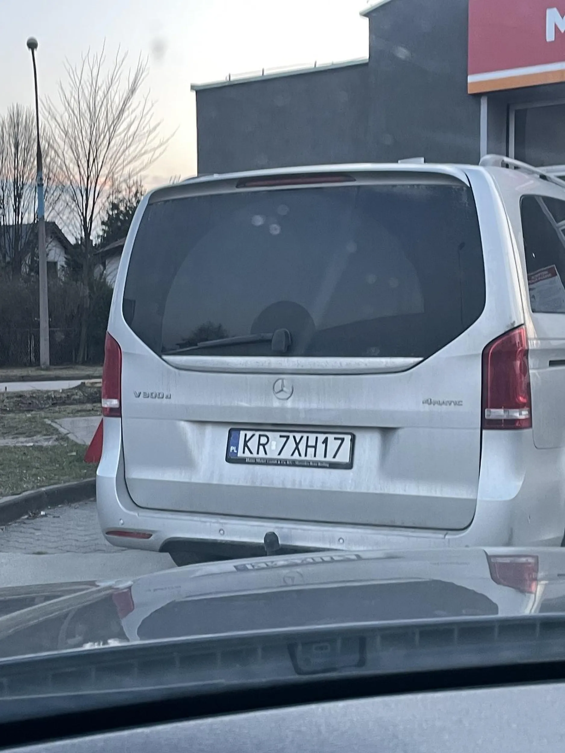 Pan zaparkował przed wjazdem na myjnię samochodem i poszedł do pizzerii, gdy chcieliśmy wjechać na myjnię szukaliśmy wszędzie właściciela, dwa auta stały w kolejce na nią a Pan wrócił dopiero gdy go znaleźliśmy i upomnieliśmy go. Bez żadnego przepraszam ani nic, burako polako