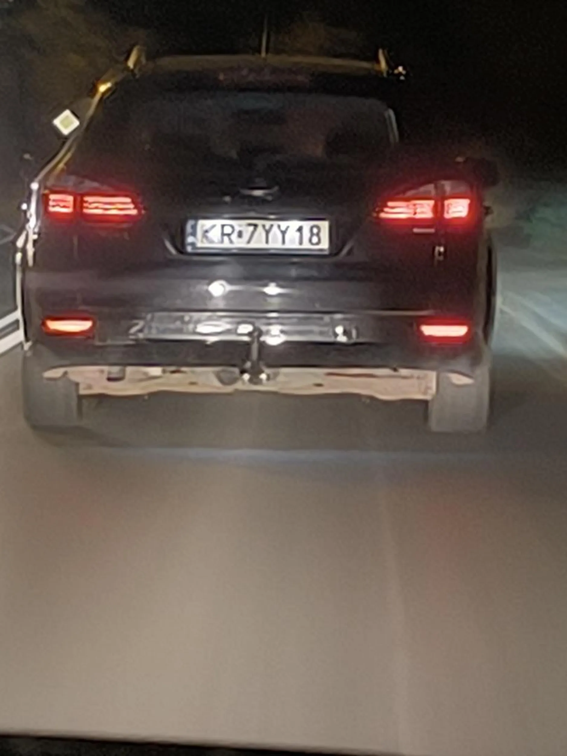 Kierowcy tego pojazdu bardzo się spieszy i trąbi na innych uczestników ruchu drogowego. I trzymam się na tylnim zderzaku oraz oślepia długimi światłami