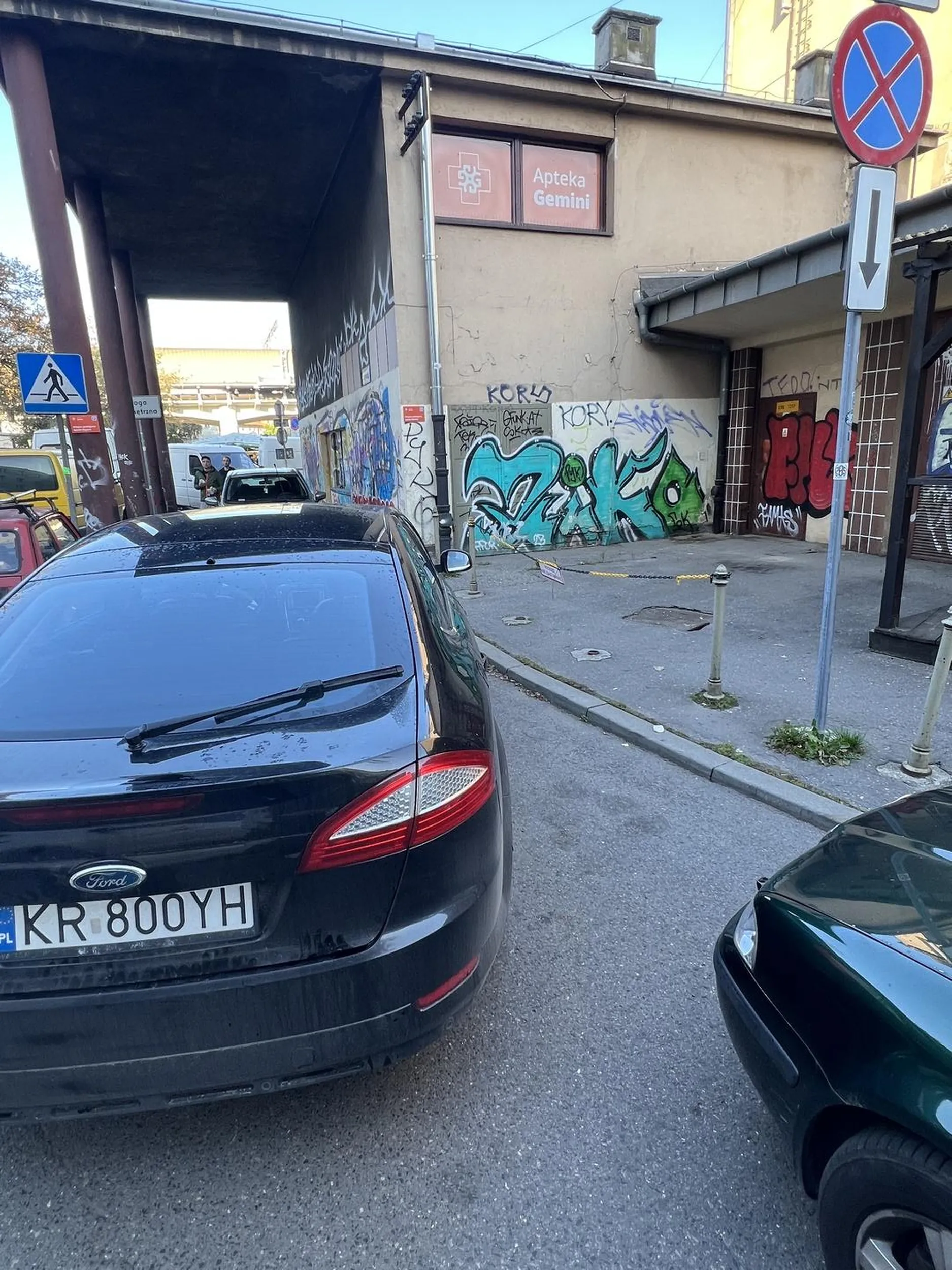 Szanowny Pan ma problemy z czytaniem ze zrozumieniem. Czekam już 15minut przed pracą, aby zaparkować na miejsce, które płacę jak i oznaczyłem „proszę nie zastawiać” w wyraźnym miejscu.