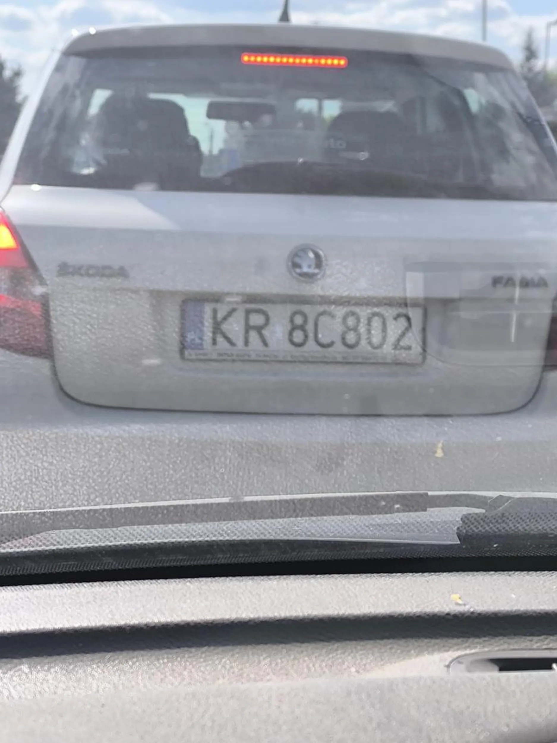 20 kmh na 50kmh. Widać że nie pewny za kierownicą i robi chłop kilometrowy korek za sobą. Nie jesteś pewny nie wsiadaj za kierownicę.