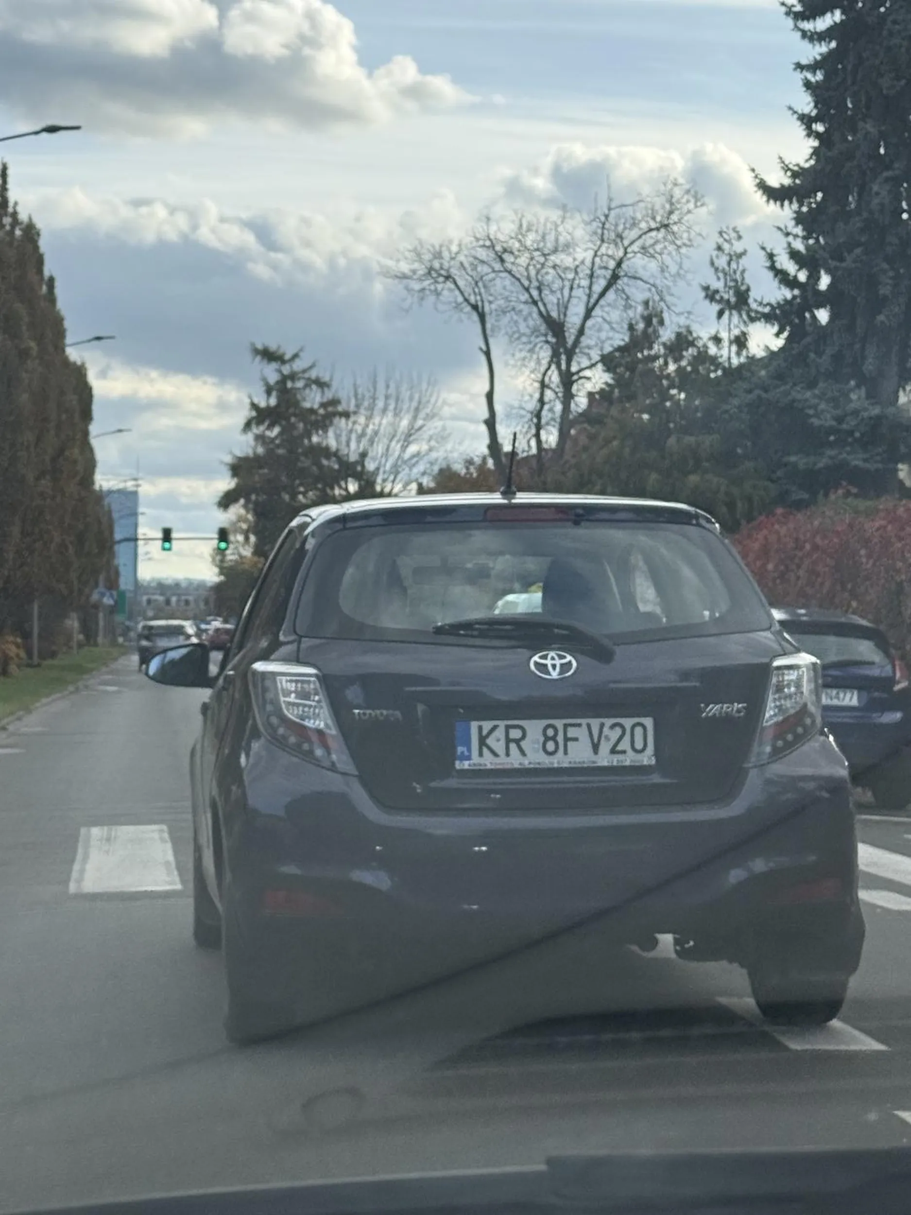 Stare dziadostwo nie patrzy w lusterka, jeszcze się oburza, jak nie wpuszcza samochodów