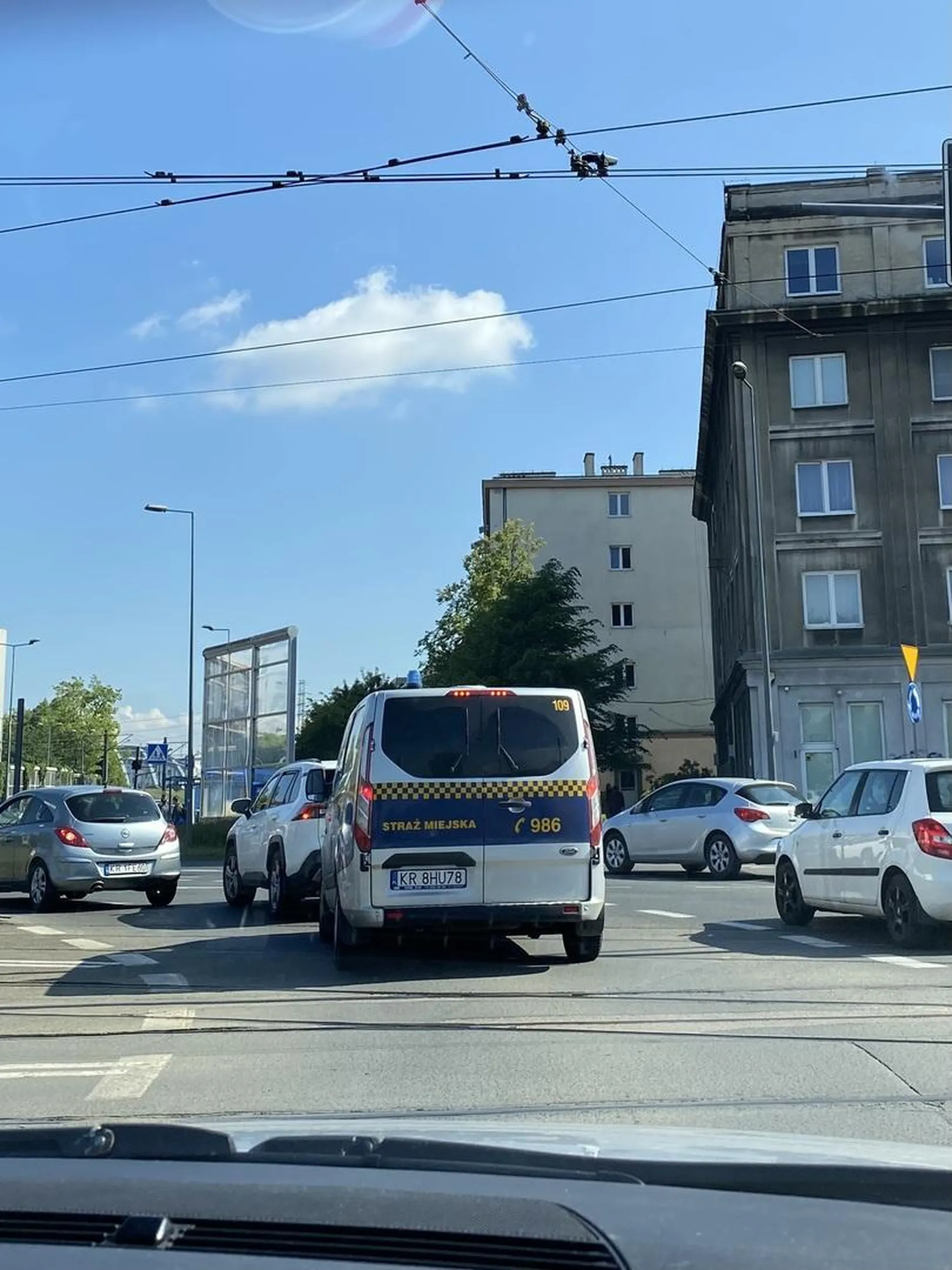 Niby tak się znają a blokują przejazd tramwajowi i bez migacza jeżdżą