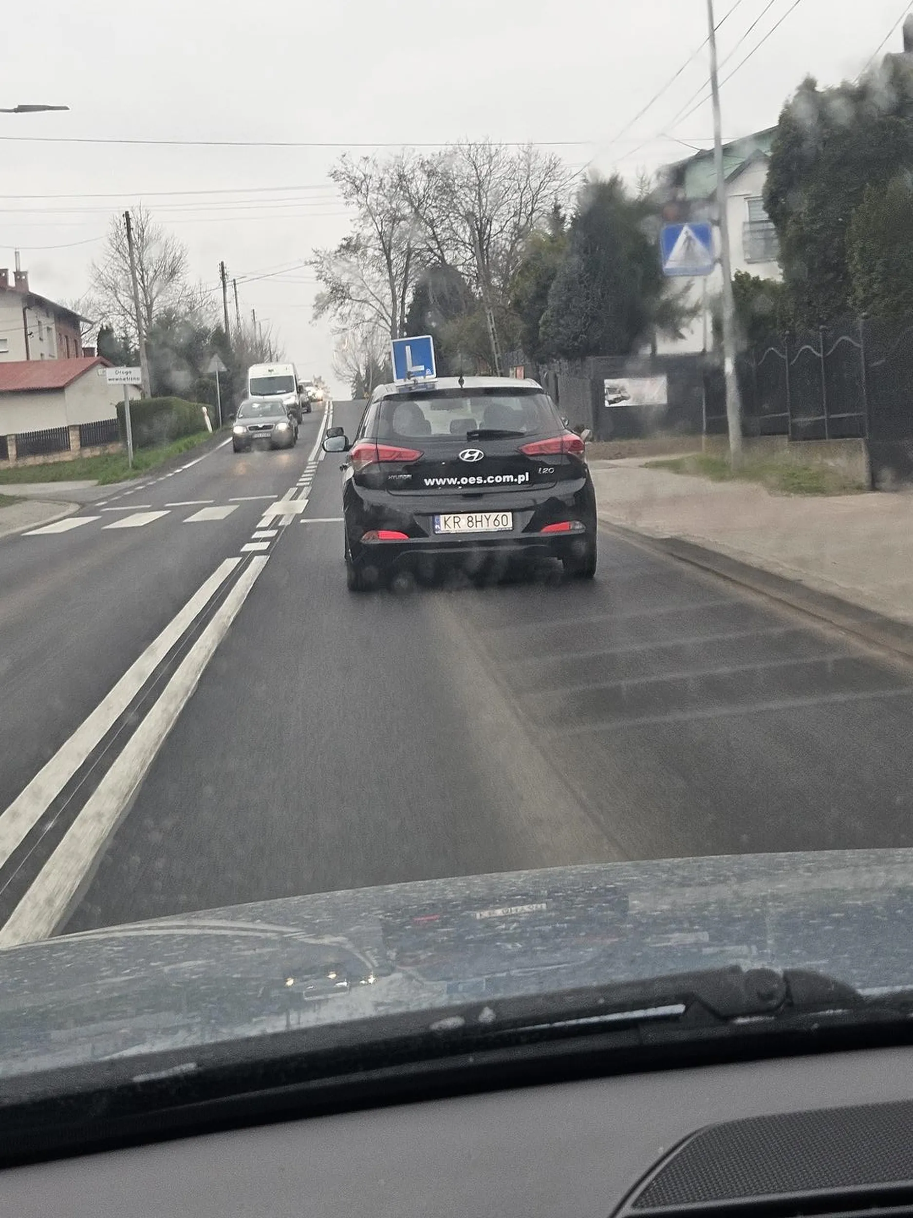 Jedziesz L-ka z kursantem wymusiłeś na rondzie w Kryspinowie  matole prawie żeś wyjebał w wysepkę!