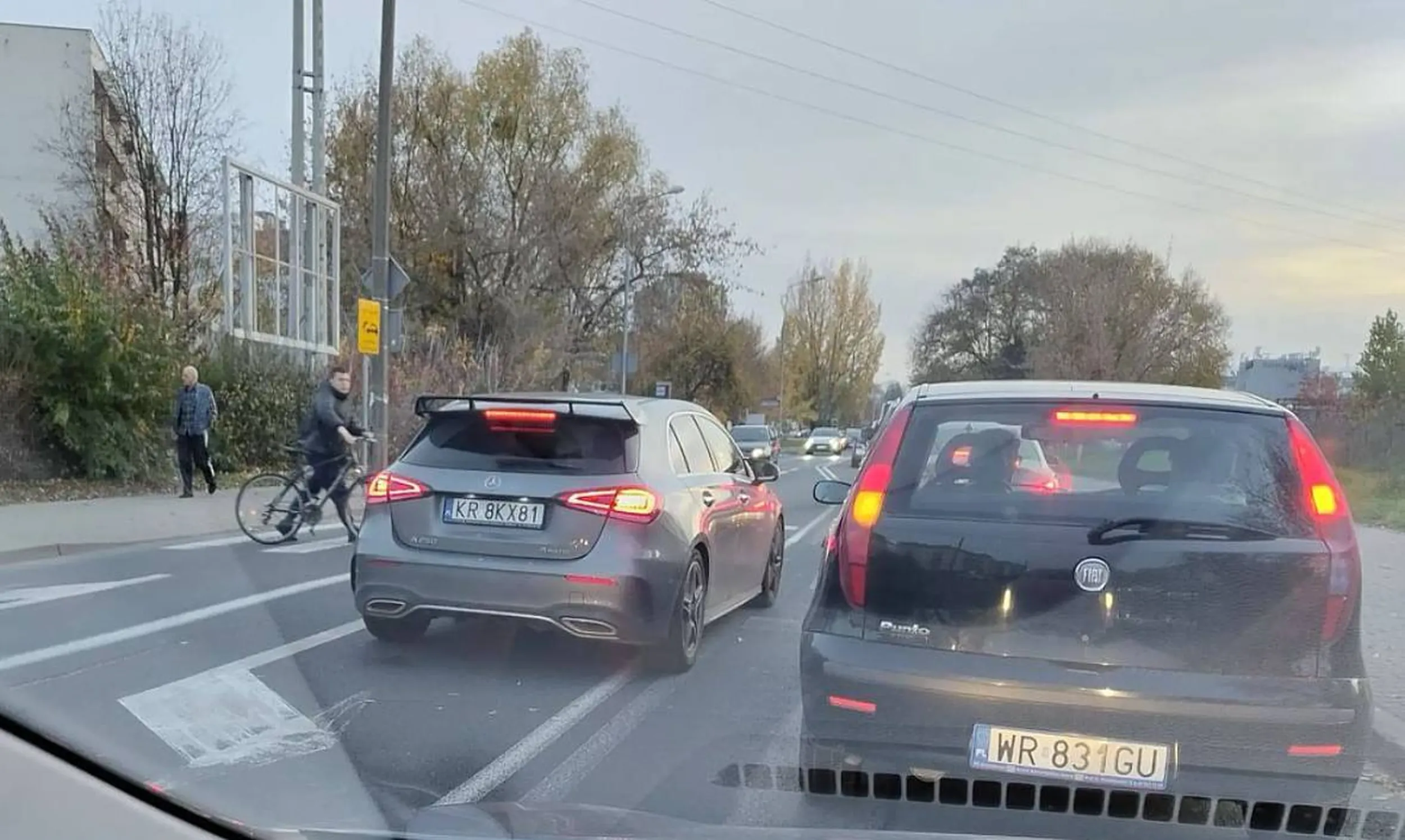 Wyprzedzanie pod prąd na przejściu dla pieszych