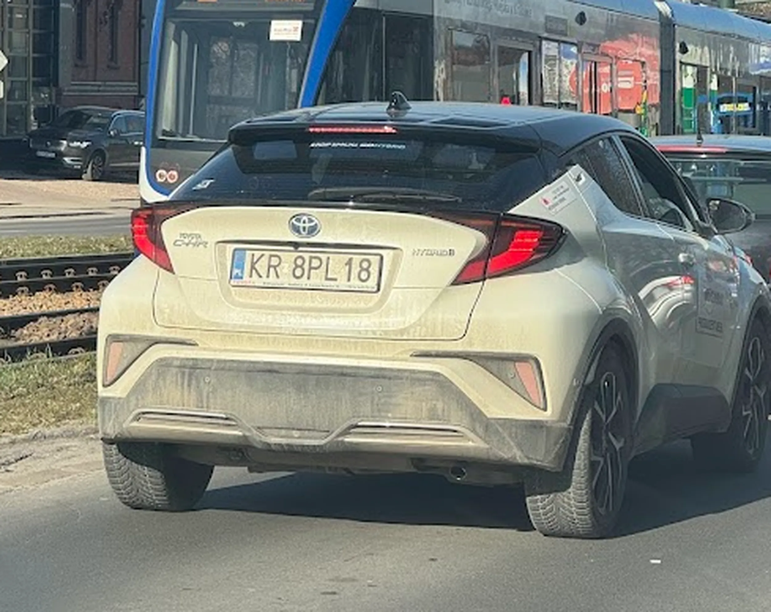 się komuś w tej hybrydzie pomylił teren zabudowany z torem wyścigowym