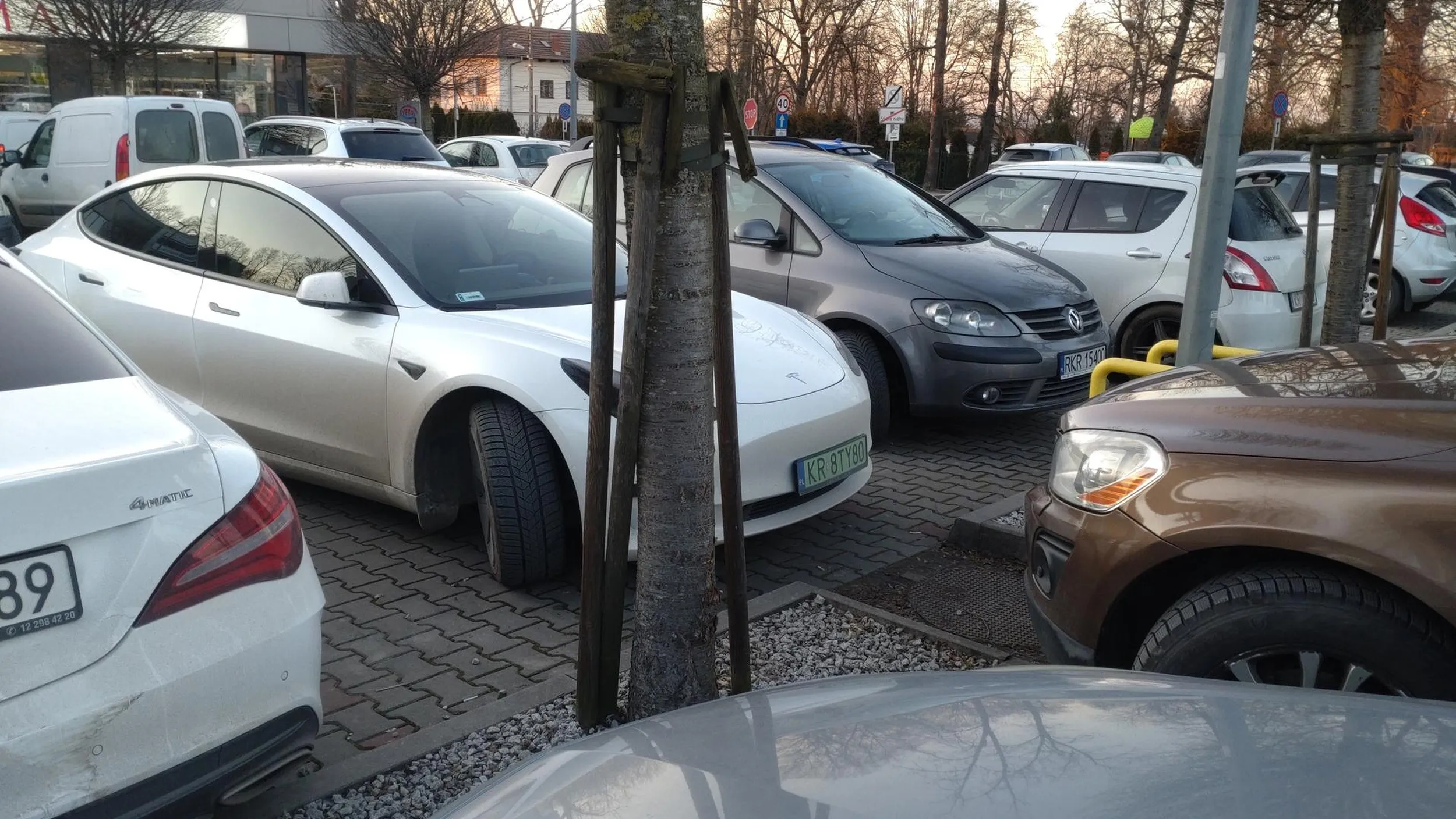 Niemyty brudas za kółkiem, jak widać po wepchnięciu się na chama w korek (blokując pas rozpędowy na obwodnicę Krakowa dobre 45 sekund) nie potrafi zaparkować w liniach