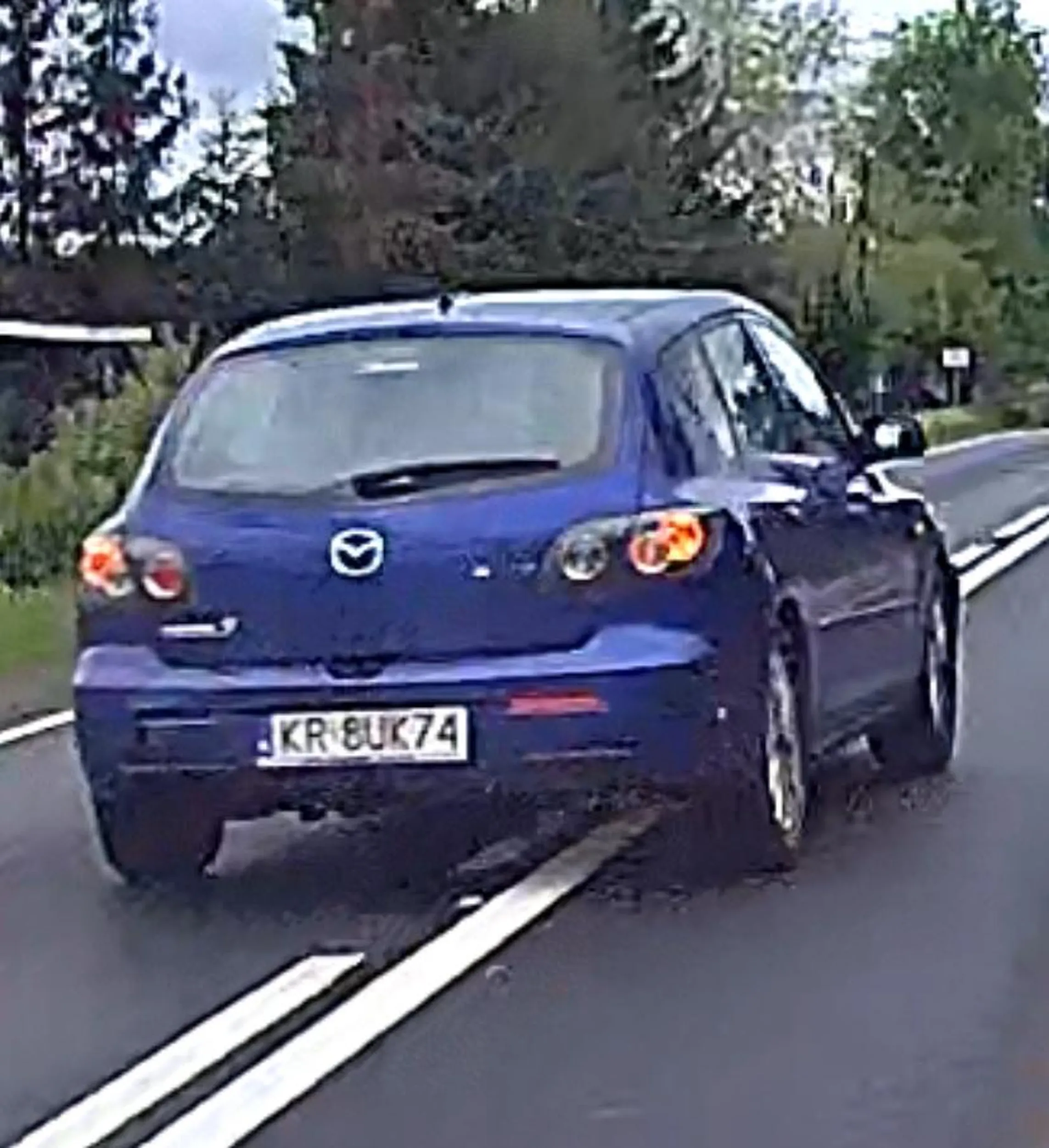 KR 8UK74 - podwójne wyprzedzanie na ciągłej w miejscowości Skomielna w Małopolsce