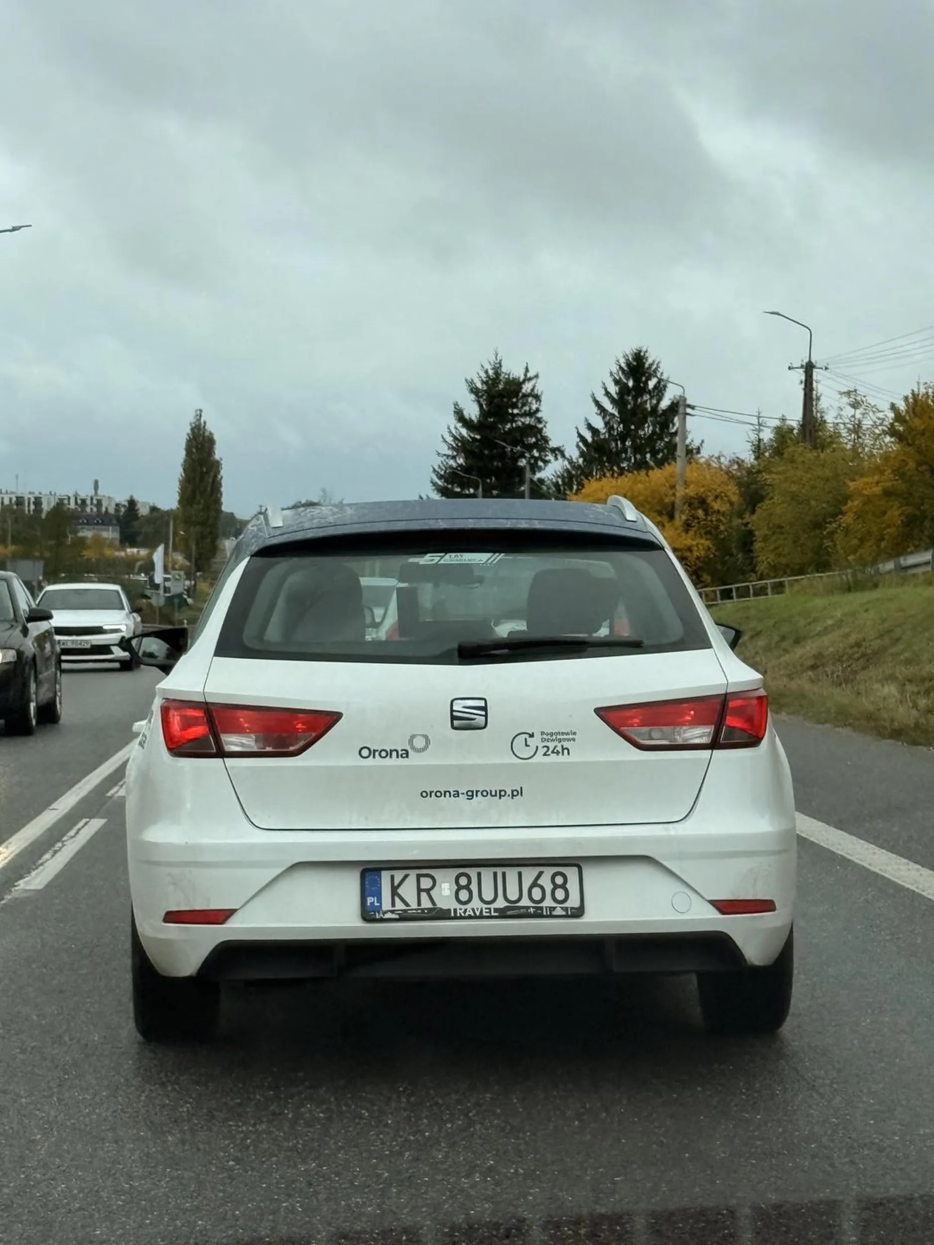 Prawie mi skasował bok, jeździ jak wariat firmowym autem, typowy przedstawiciel handlowy