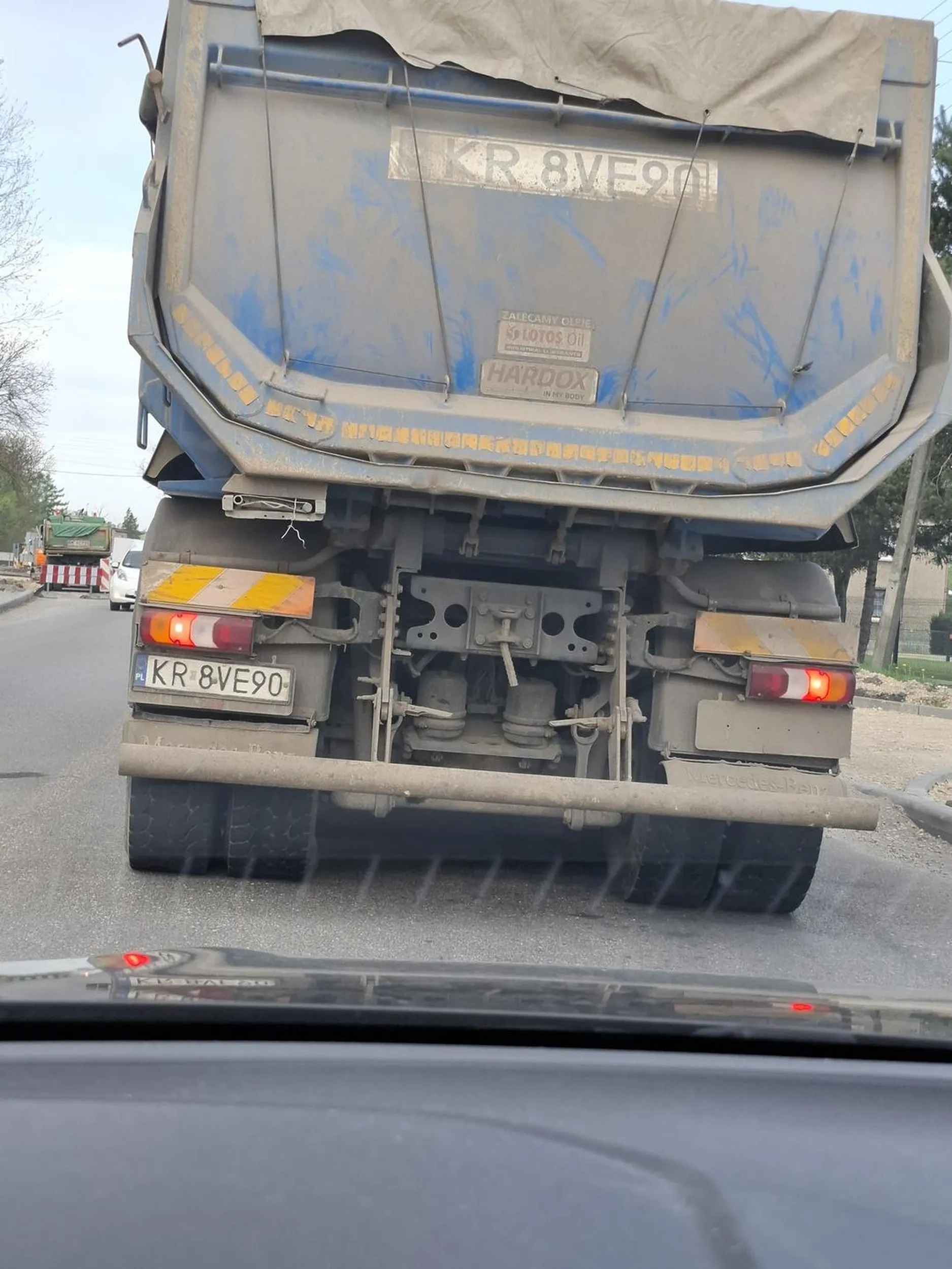 Kierowca zajeżdża drogę by nie dać się wyprzedzić