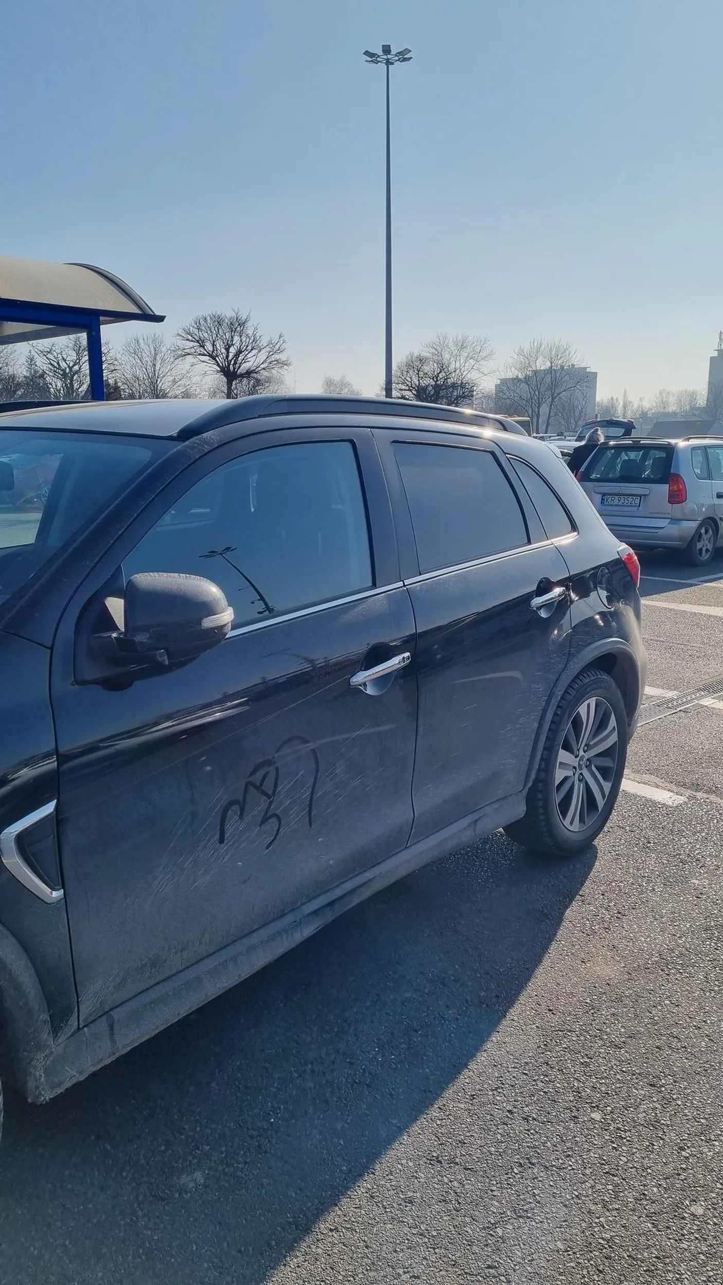 Parkowanie pierwsza klasa! Poziom taki jak rysunek na drzwiach.