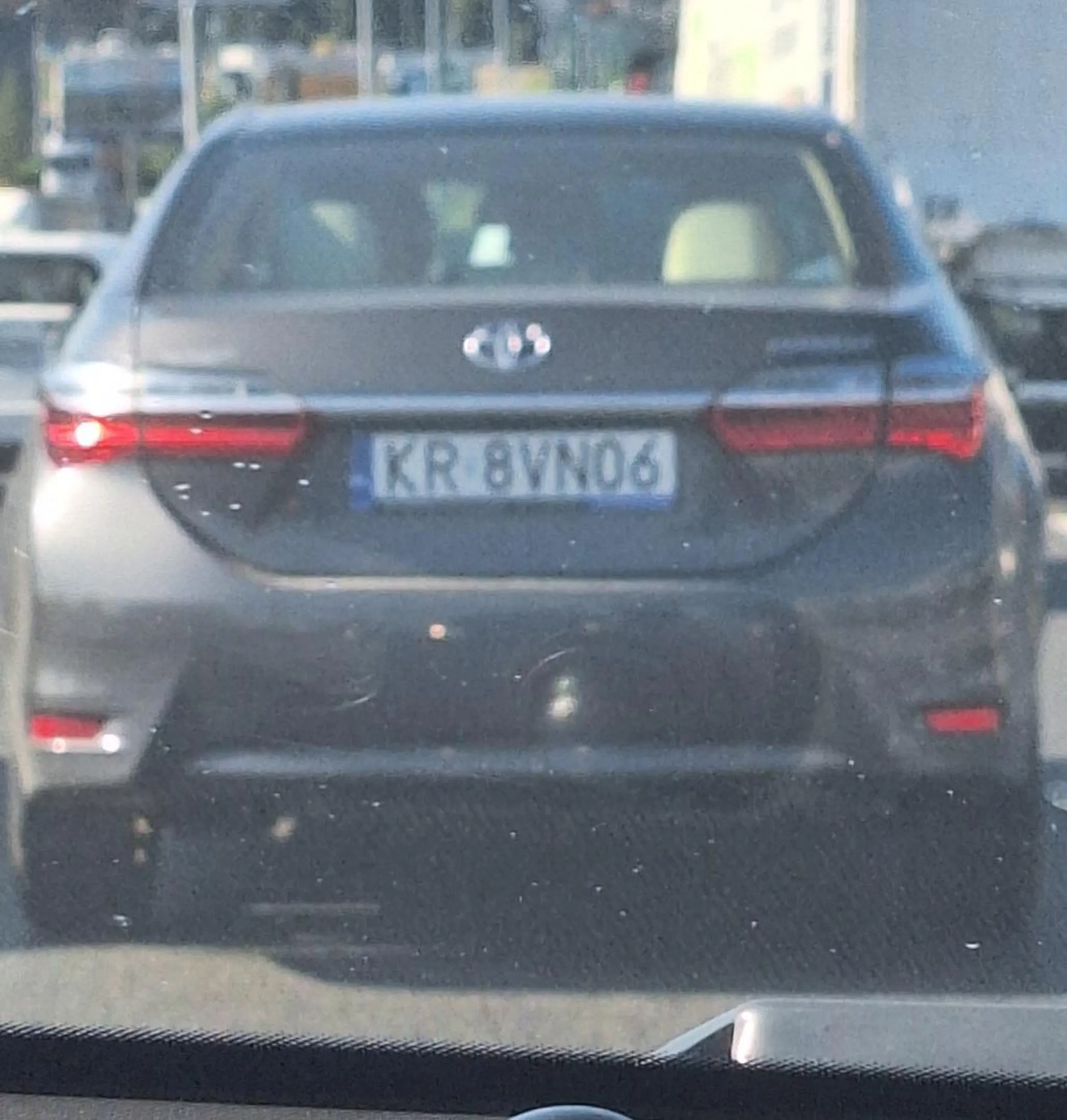 Naucz sie kobito zmieniać pas, bo nie mając przednich kierunkowskazów auto obok na twojej wysokości nie widzi ze sygnalizujesz zjazd na sąsiedni pas. Wbijasz sie jak glupia i potem jeszcze miotasz w lusterku jakby wszyscy byli winni nie ty.